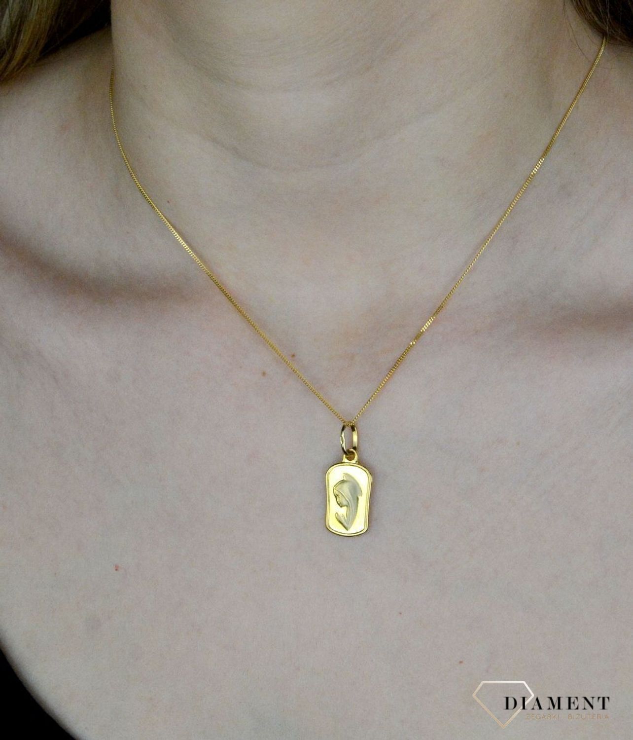 Złota zawieszka 585 medalik z wizerunkiem Matki Boskiej DIA-ZAW-9017-585. Medalik będący wspaniałą pamiątką i prezentem z okazji chrztu, komunii czy bierzmowania. Medalik z Maryją. Biżuteria sakralna..jpg