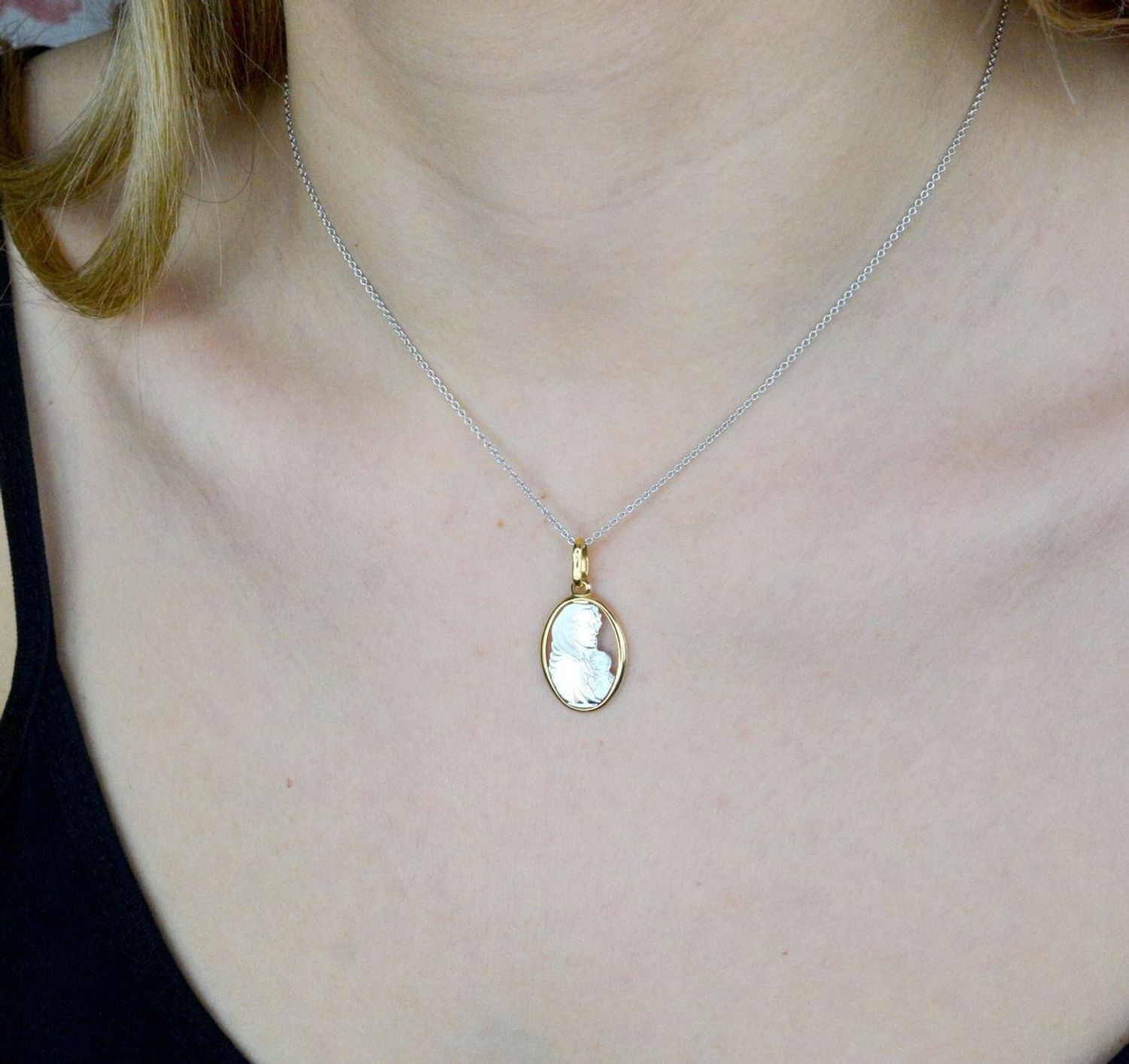 Złota zawieszka 585 medalik z wizerunkiem Matki Boskiej z białego złota DIA-ZAW-9018-585. Medalik będący wspaniałą pamiątką i prezentem z okazji chrztu, komunii czy bierzmowania. Zawieszka wykonana ze złota próby 585..jpg