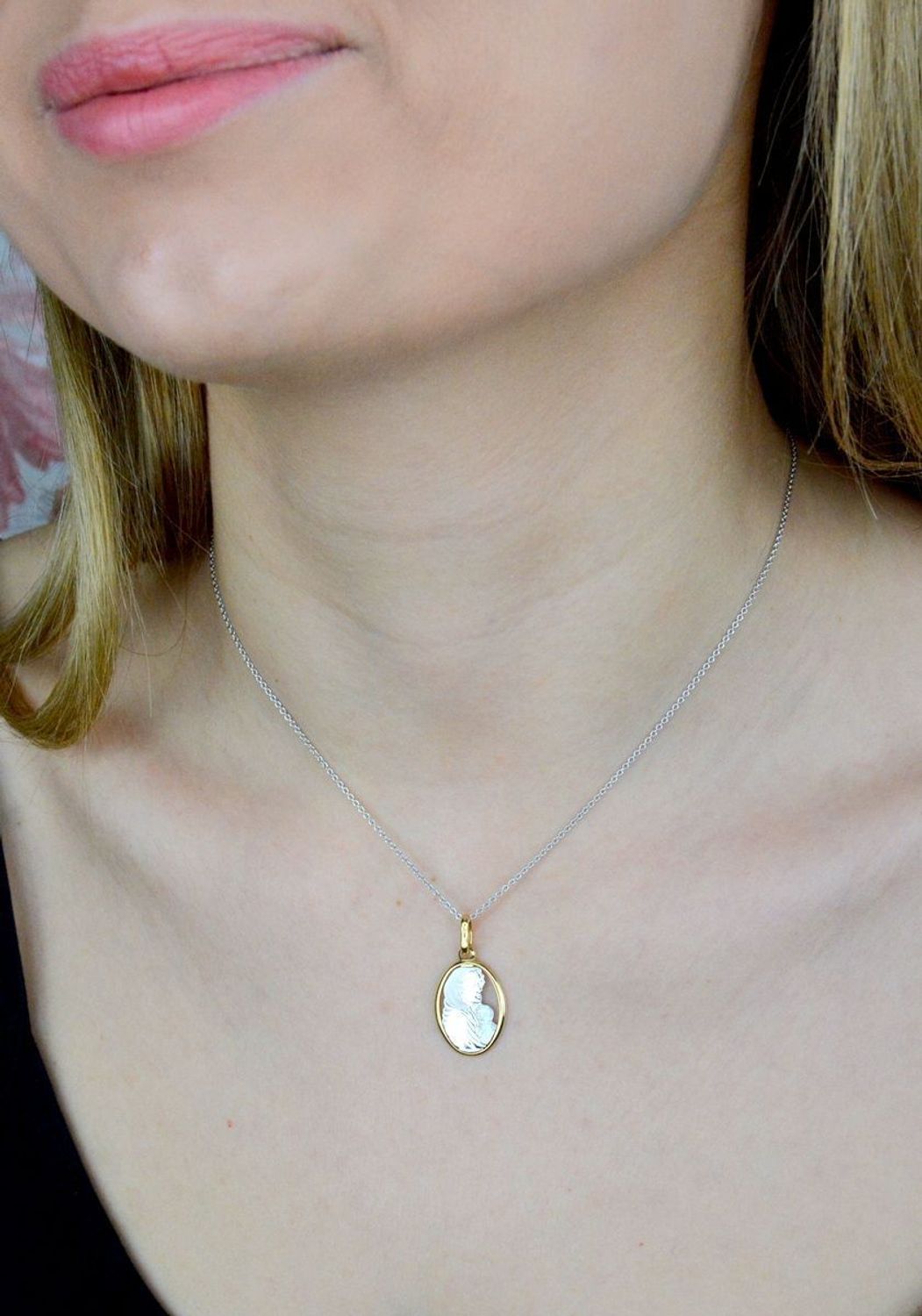 Złota zawieszka 585 medalik z wizerunkiem Matki Boskiej z białego złota DIA-ZAW-9018-585. Medalik będący wspaniałą pamiątką i prezentem z okazji chrztu, komunii czy bierzmowania. Zawieszka wykonana ze złota próby 585..jpg