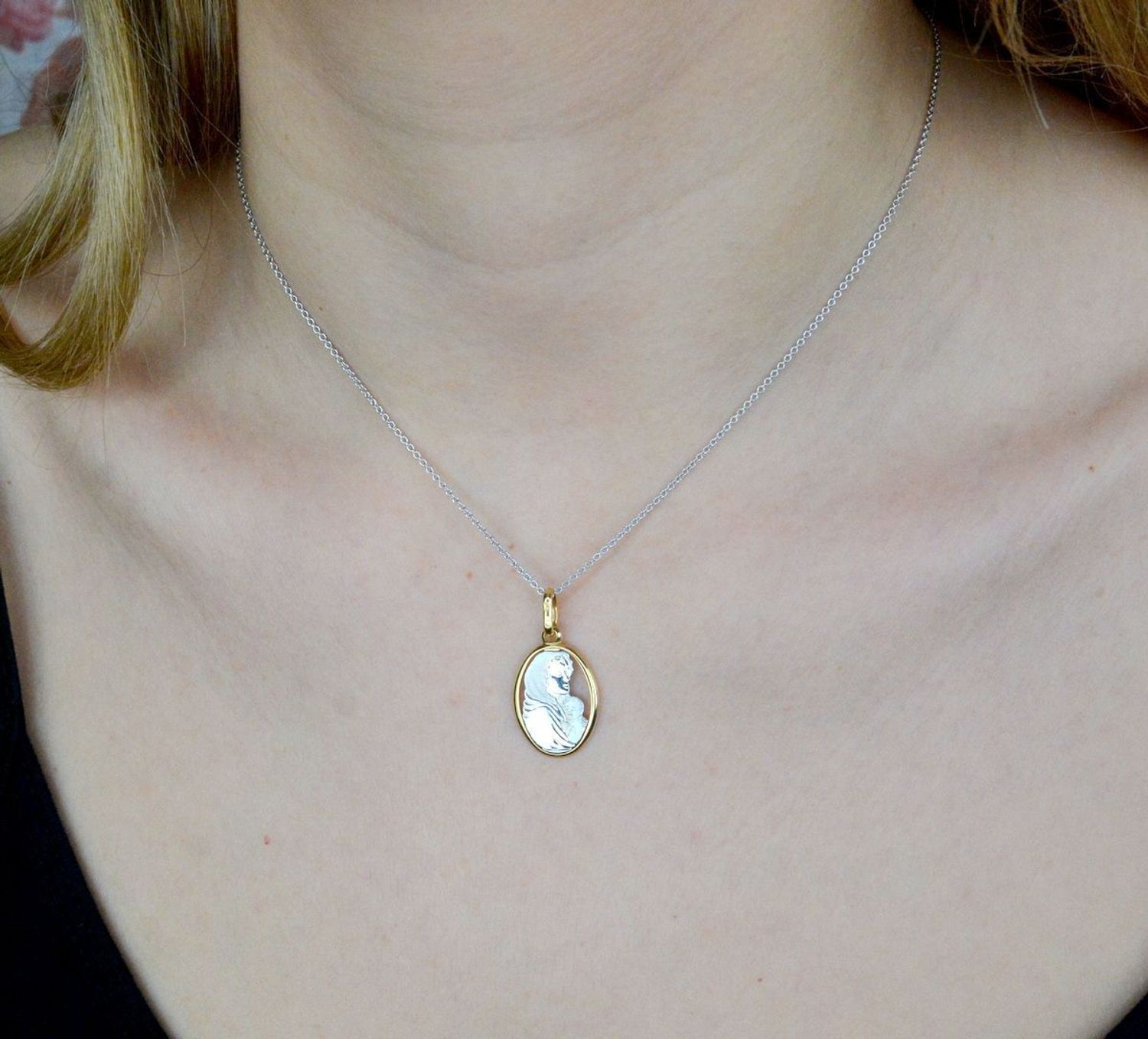 Złota zawieszka 585 medalik z wizerunkiem Matki Boskiej z białego złota DIA-ZAW-9018-585. Medalik będący wspaniałą pamiątką i prezentem z okazji chrztu, komunii czy bierzmowania. Zawieszka wykonana ze złota próby 585..jpg