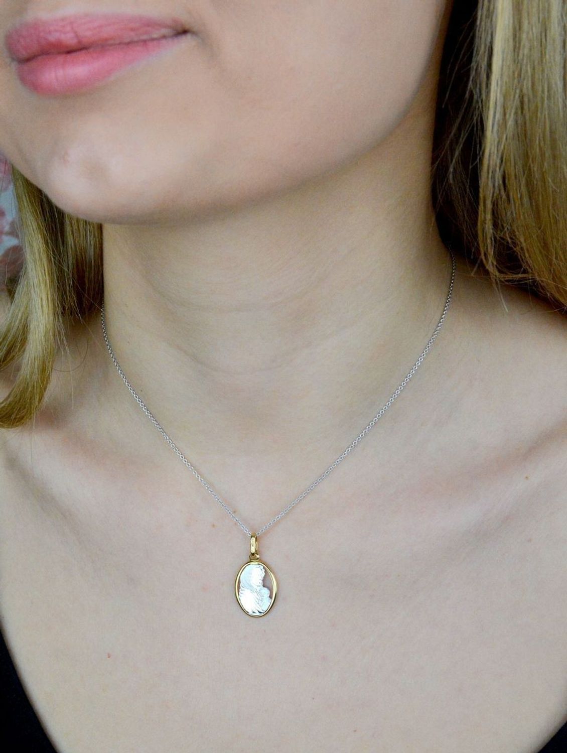 Złota zawieszka 585 medalik z wizerunkiem Matki Boskiej z białego złota DIA-ZAW-9018-585. Medalik będący wspaniałą pamiątką i prezentem z okazji chrztu, komunii czy bierzmowania. Zawieszka wykonana ze złota próby 585..jpg