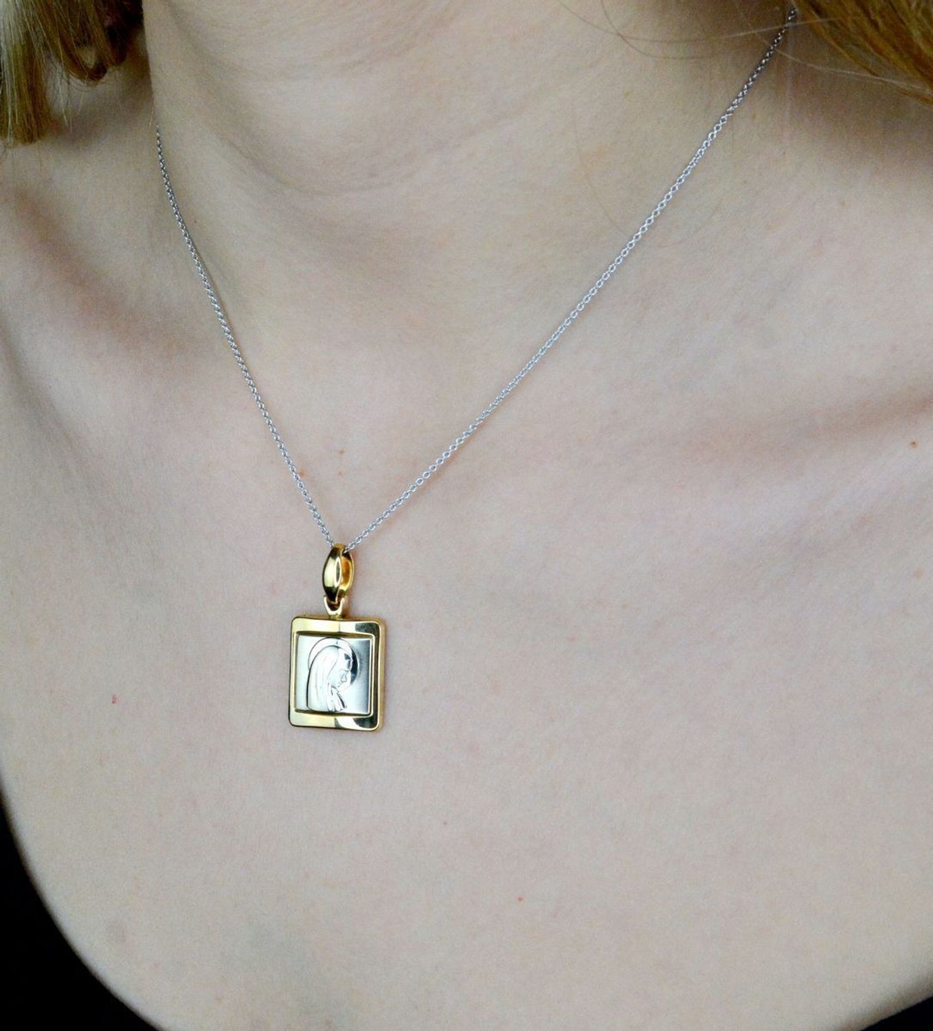 Złota zawieszka 585 medalik Matka Boska w białym złocie DIA-ZAW-9020-585. Medalik będący wspaniałą pamiątką i prezentem z okazji chrztu, komunii czy bierzmowania. Biżuteria sakralna. Duży medalik z wizerunkiem Maryi..jpg