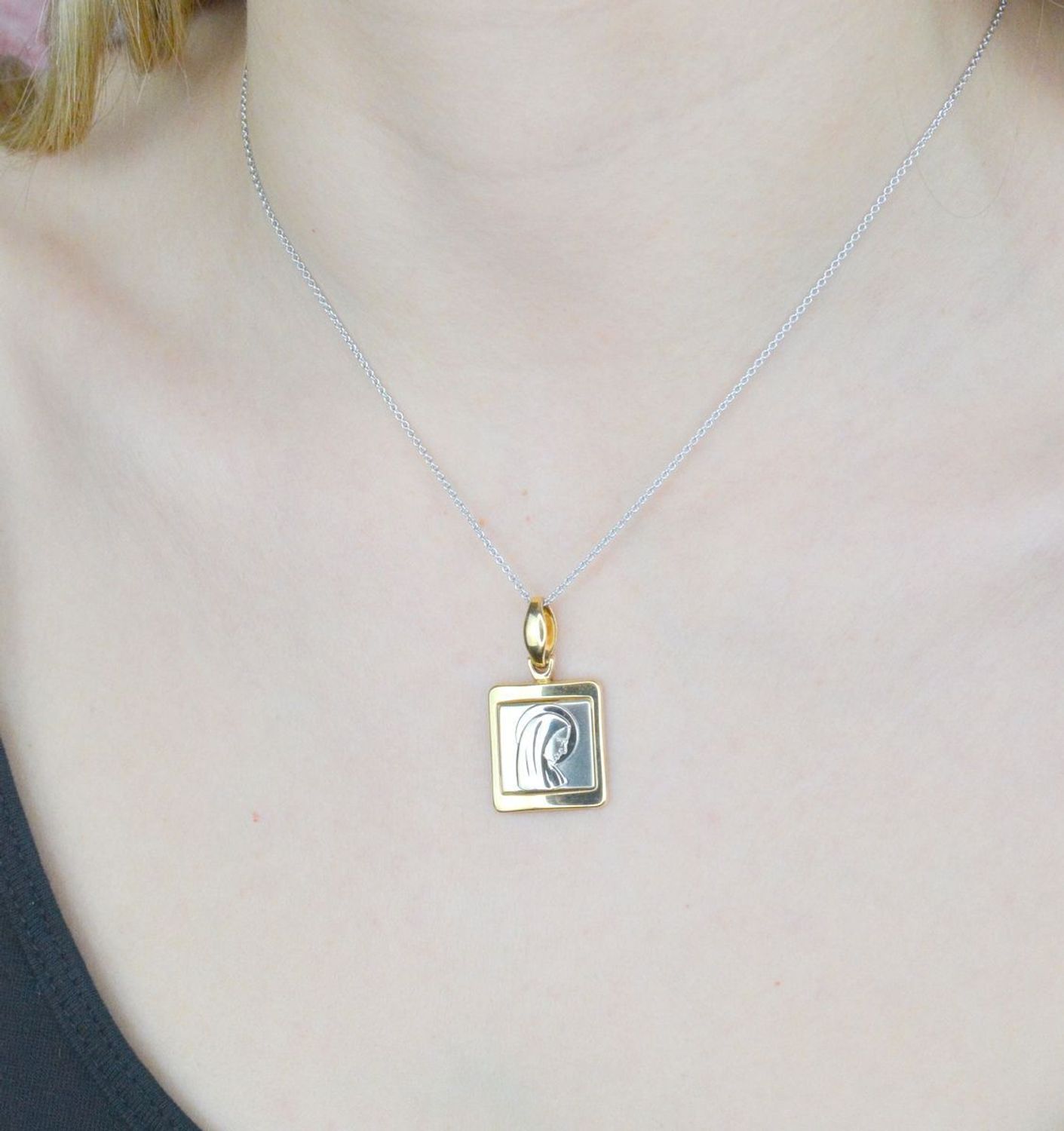 Złota zawieszka 585 medalik Matka Boska w białym złocie DIA-ZAW-9020-585. Medalik będący wspaniałą pamiątką i prezentem z okazji chrztu, komunii czy bierzmowania. Biżuteria sakralna. Duży medalik z wizerunkiem Maryi..jpg