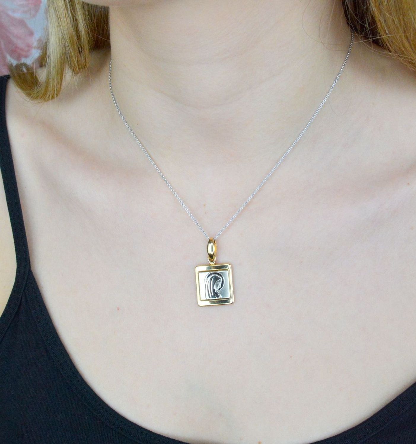 Złota zawieszka 585 medalik Matka Boska w białym złocie DIA-ZAW-9020-585. Medalik będący wspaniałą pamiątką i prezentem z okazji chrztu, komunii czy bierzmowania. Biżuteria sakralna. Duży medalik z wizerunkiem Maryi..jpg