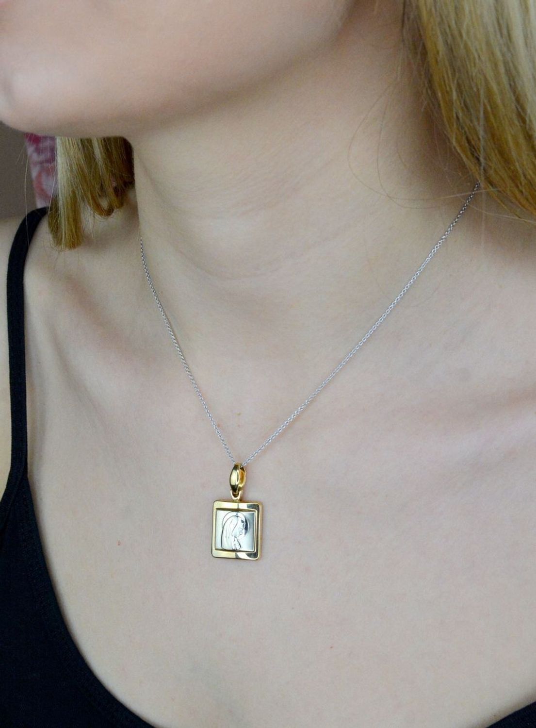 Złota zawieszka 585 medalik Matka Boska w białym złocie DIA-ZAW-9020-585. Medalik będący wspaniałą pamiątką i prezentem z okazji chrztu, komunii czy bierzmowania. Biżuteria sakralna. Duży medalik z wizerunkiem Maryi..jpg