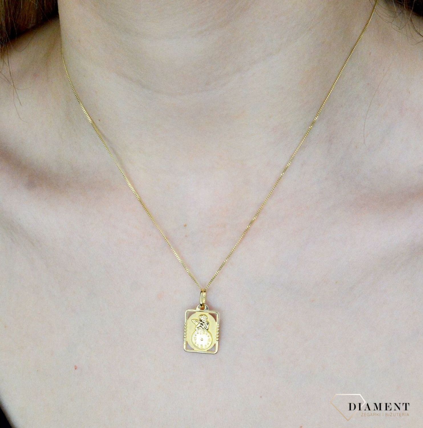 Złota zawieszka 585 Aniołek z zegarem Pamiątka z okazji narodzin DIA-ZAW-9022-585.  Medalik będący wspaniałą pamiątką i prezentem z okazji chrztu św czy narodzin dziecka. Zawieszka wykonana ze złota próby 585 Piękna biżuteria.jpg