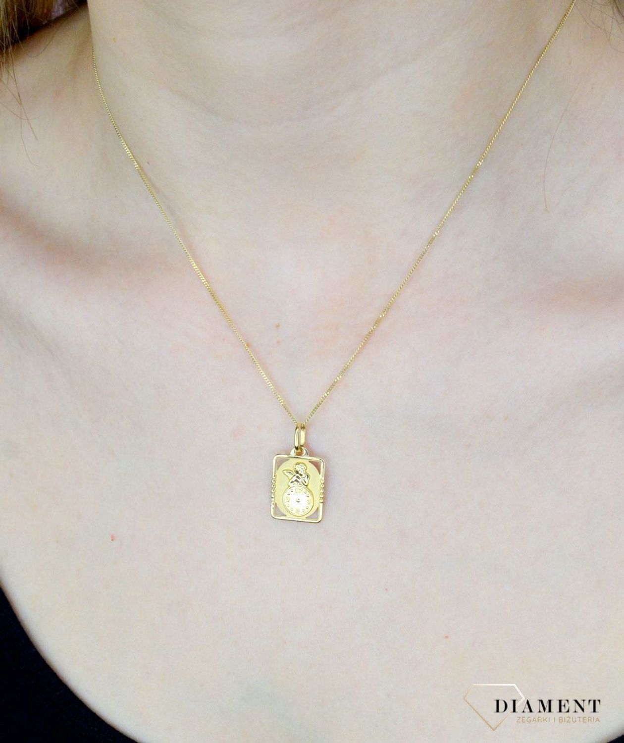 Złota zawieszka 585 Aniołek z zegarem Pamiątka z okazji narodzin DIA-ZAW-9022-585.  Medalik będący wspaniałą pamiątką i prezentem z okazji chrztu św czy narodzin dziecka. Zawieszka wykonana ze złota próby 585 Piękna biżuteria.jpg