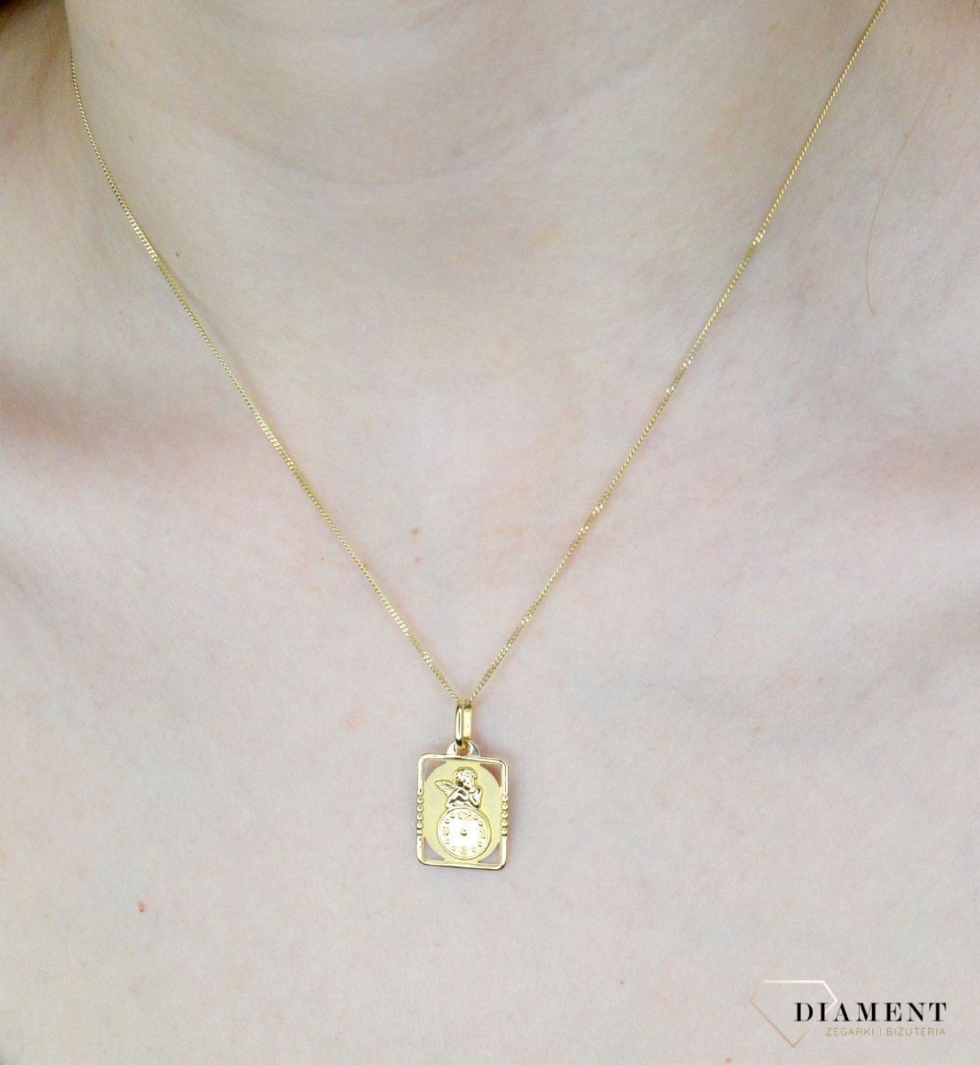 Złota zawieszka 585 Aniołek z zegarem Pamiątka z okazji narodzin DIA-ZAW-9022-585.  Medalik będący wspaniałą pamiątką i prezentem z okazji chrztu św czy narodzin dziecka. Zawieszka wykonana ze złota próby 585 Piękna biżuteria.jpg