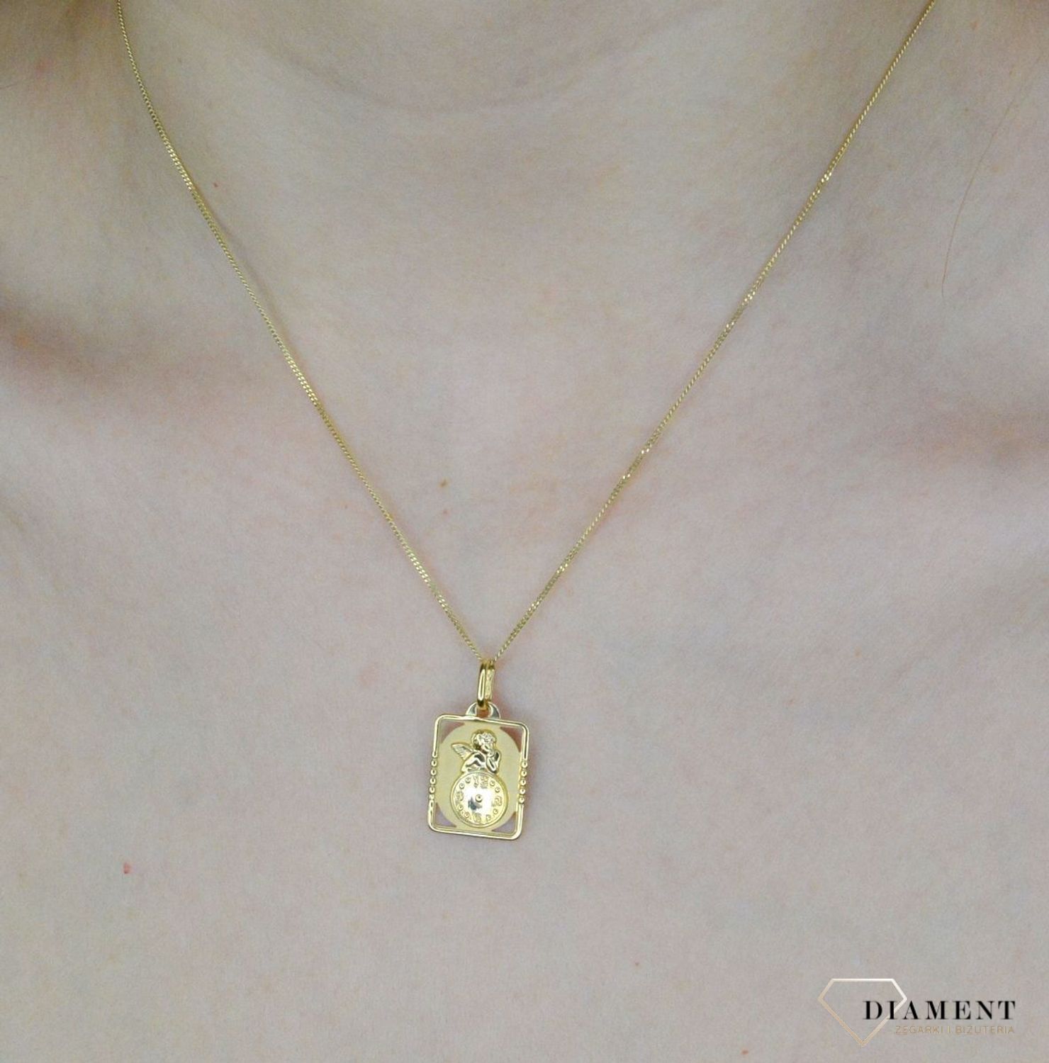 Złota zawieszka 585 Aniołek z zegarem Pamiątka z okazji narodzin DIA-ZAW-9022-585.  Medalik będący wspaniałą pamiątką i prezentem z okazji chrztu św czy narodzin dziecka. Zawieszka wykonana ze złota próby 585 Piękna biżuteria.jpg