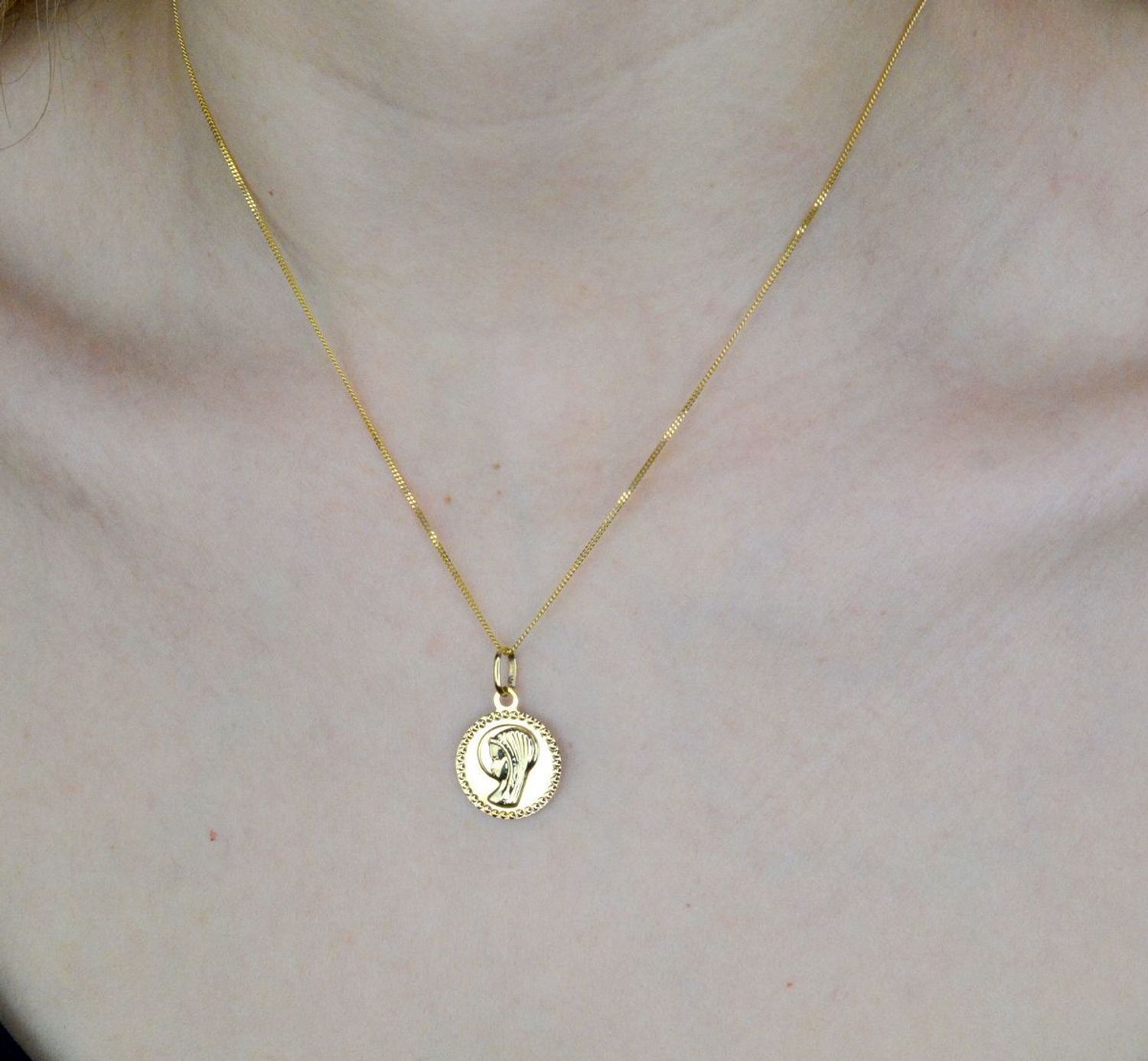 Złota zawieszka 585 medalik z Matką Boską DIA-ZAW-9023-585. Medalik będący wspaniałą pamiątką i prezentem z okazji chrztu, komun.jpg