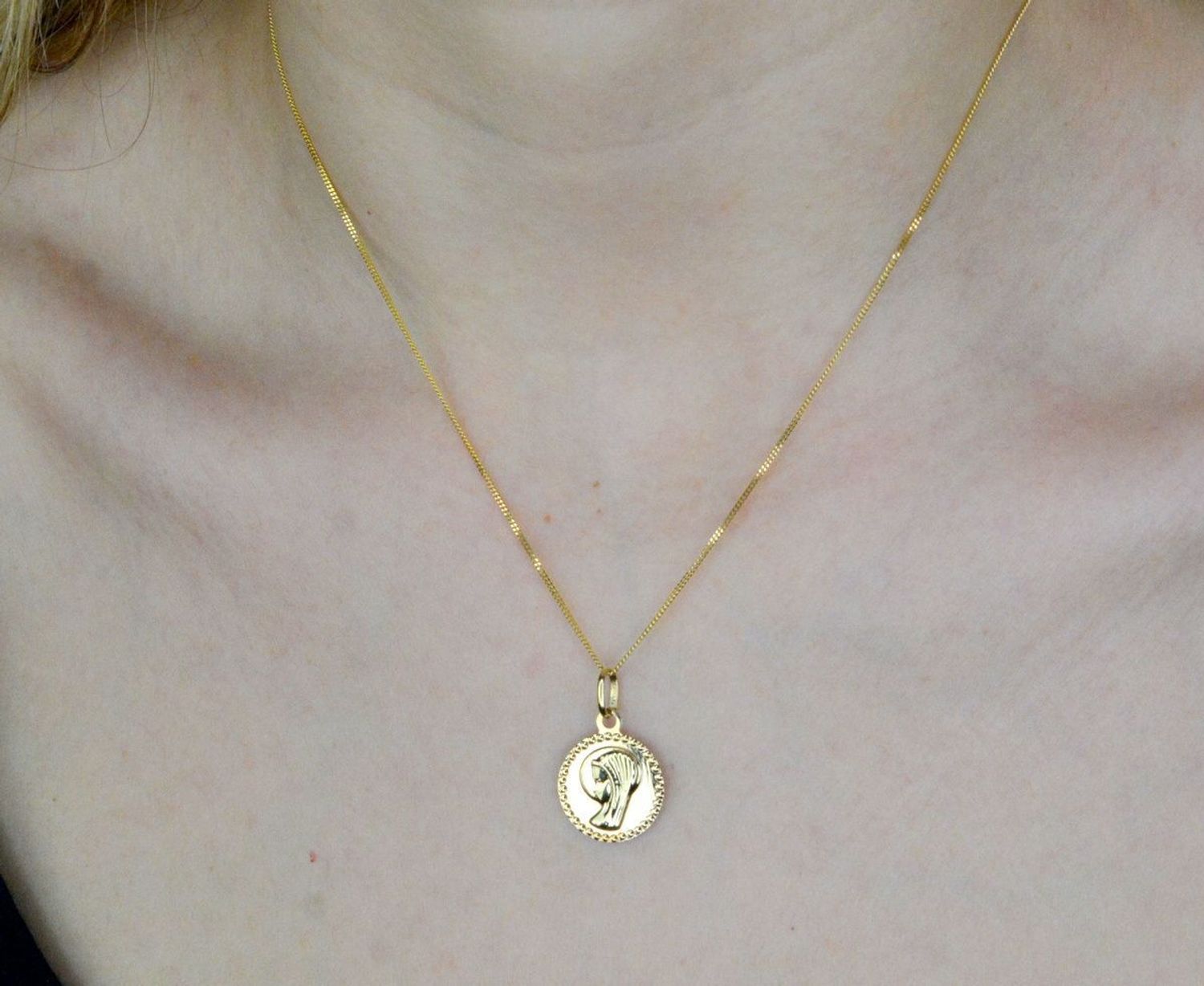 Złota zawieszka 585 medalik z Matką Boską DIA-ZAW-9023-585. Medalik będący wspaniałą pamiątką i prezentem z okazji chrztu, komun.jpg