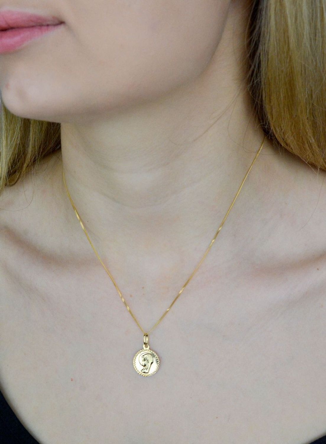 Złota zawieszka 585 medalik z Matką Boską DIA-ZAW-9023-585. Medalik będący wspaniałą pamiątką i prezentem z okazji chrztu, komun.jpg