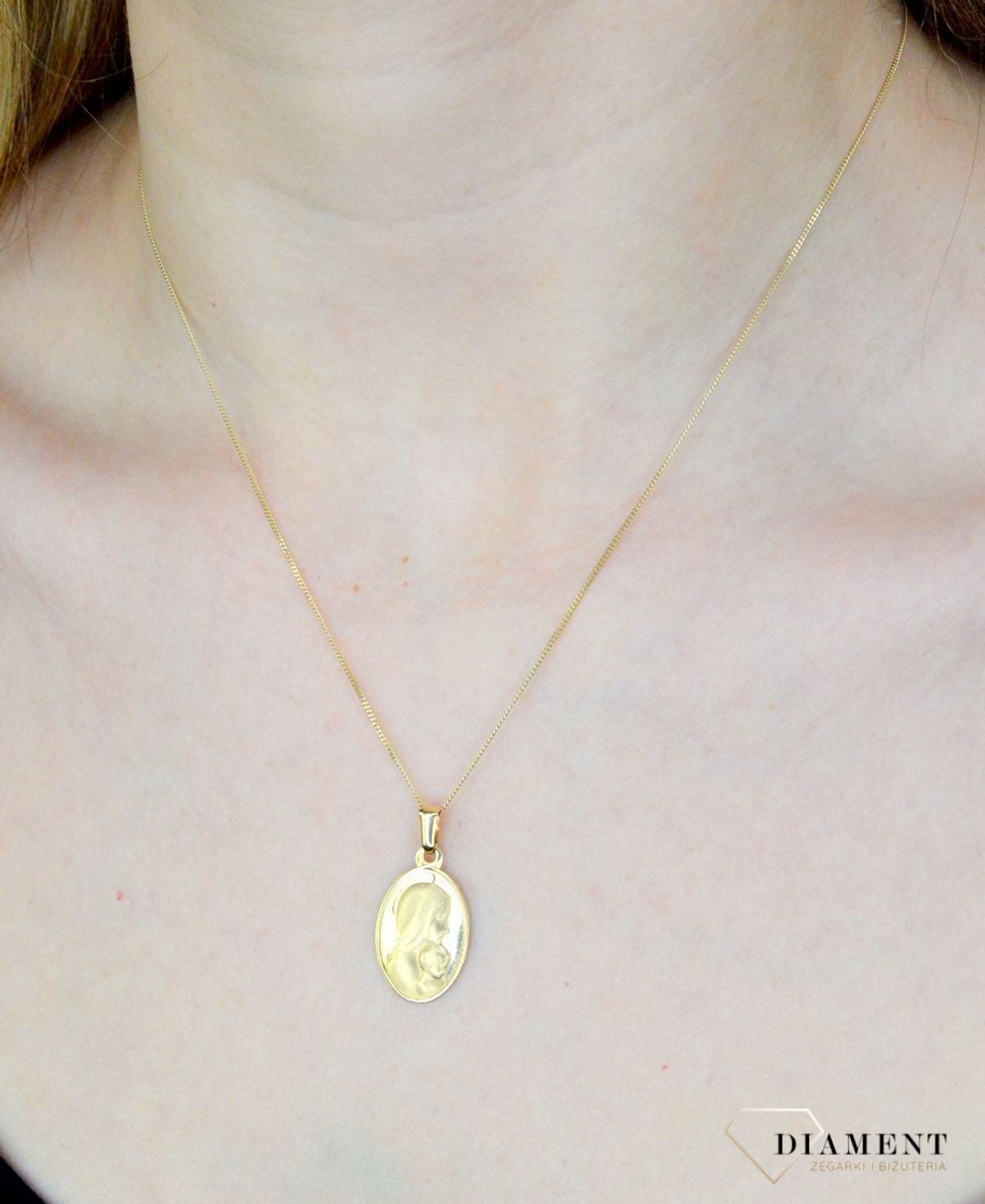 Złota zawieszka 585 owalny medalik z Matką Boską DIA-ZAW-9024-585. Medalik będący wspaniałą pamiątką i prezentem z okazji chrztu, komunii czy bierzmowania. Zawieszka wykonana ze złota próby 585 Piękna biżuteria o bogatej symbo.jpg