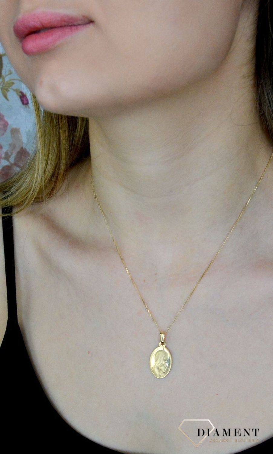 Złota zawieszka 585 owalny medalik z Matką Boską DIA-ZAW-9024-585. Medalik będący wspaniałą pamiątką i prezentem z okazji chrztu, komunii czy bierzmowania. Zawieszka wykonana ze złota próby 585 Piękna biżuteria o bogatej symbo.jpg