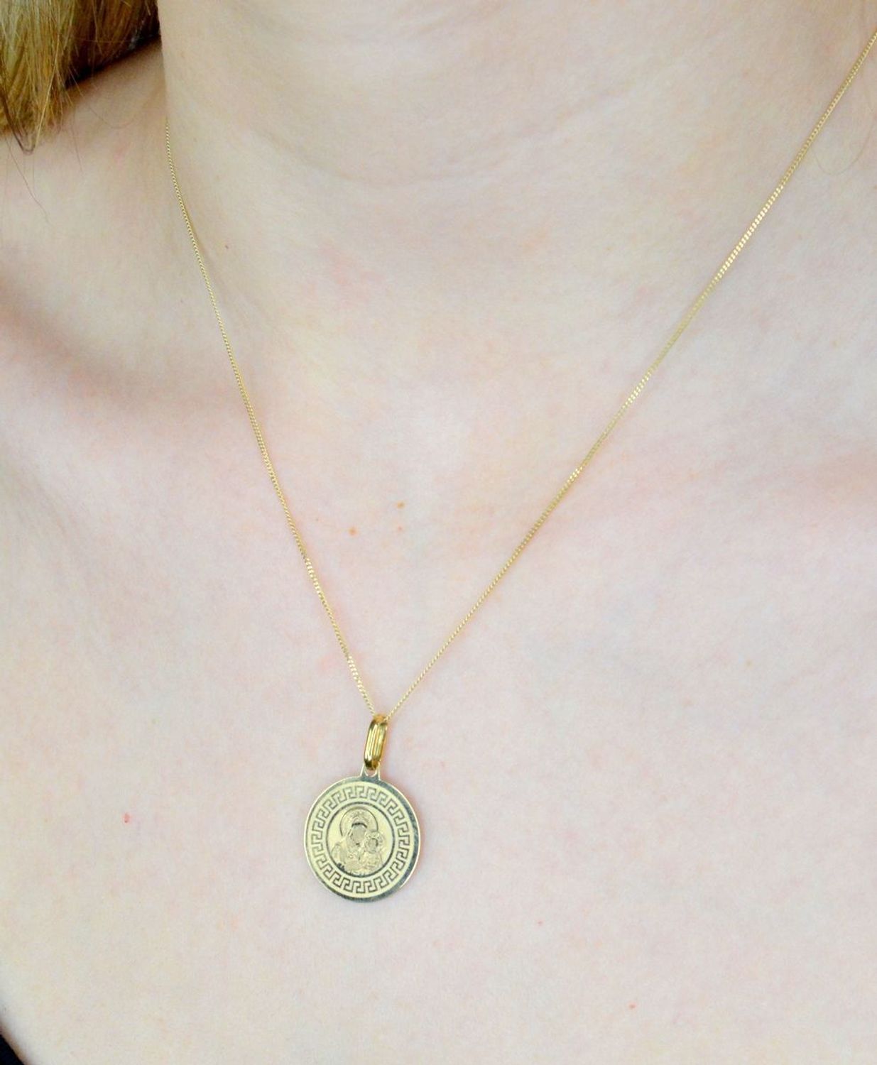 Złota zawieszka 585 medalik Matka Boska z dzieciątkiem DIA-ZAW-9025-585. Medalik będący wspaniałą pamiątką i prezentem z okazji chrztu, komunii czy bierzmowania. Modny medalik doskonały na prezent..jpg