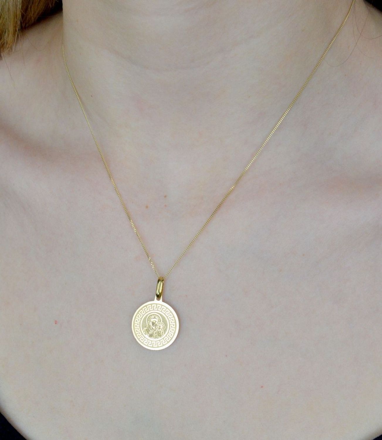 Złota zawieszka 585 medalik Matka Boska z dzieciątkiem DIA-ZAW-9025-585. Medalik będący wspaniałą pamiątką i prezentem z okazji chrztu, komunii czy bierzmowania. Modny medalik doskonały na prezent..jpg