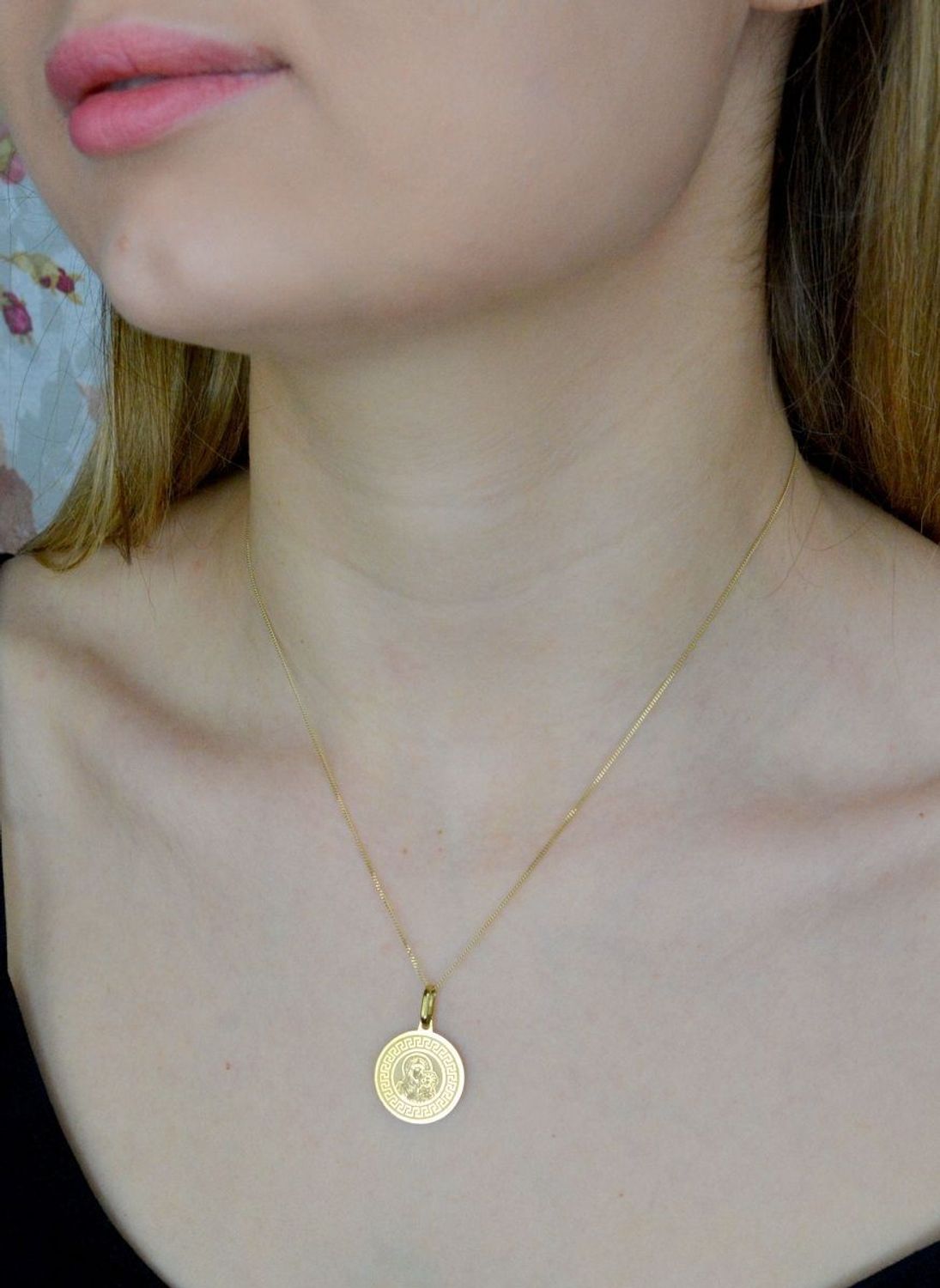 Złota zawieszka 585 medalik Matka Boska z dzieciątkiem DIA-ZAW-9025-585. Medalik będący wspaniałą pamiątką i prezentem z okazji chrztu, komunii czy bierzmowania. Modny medalik doskonały na prezent..jpg