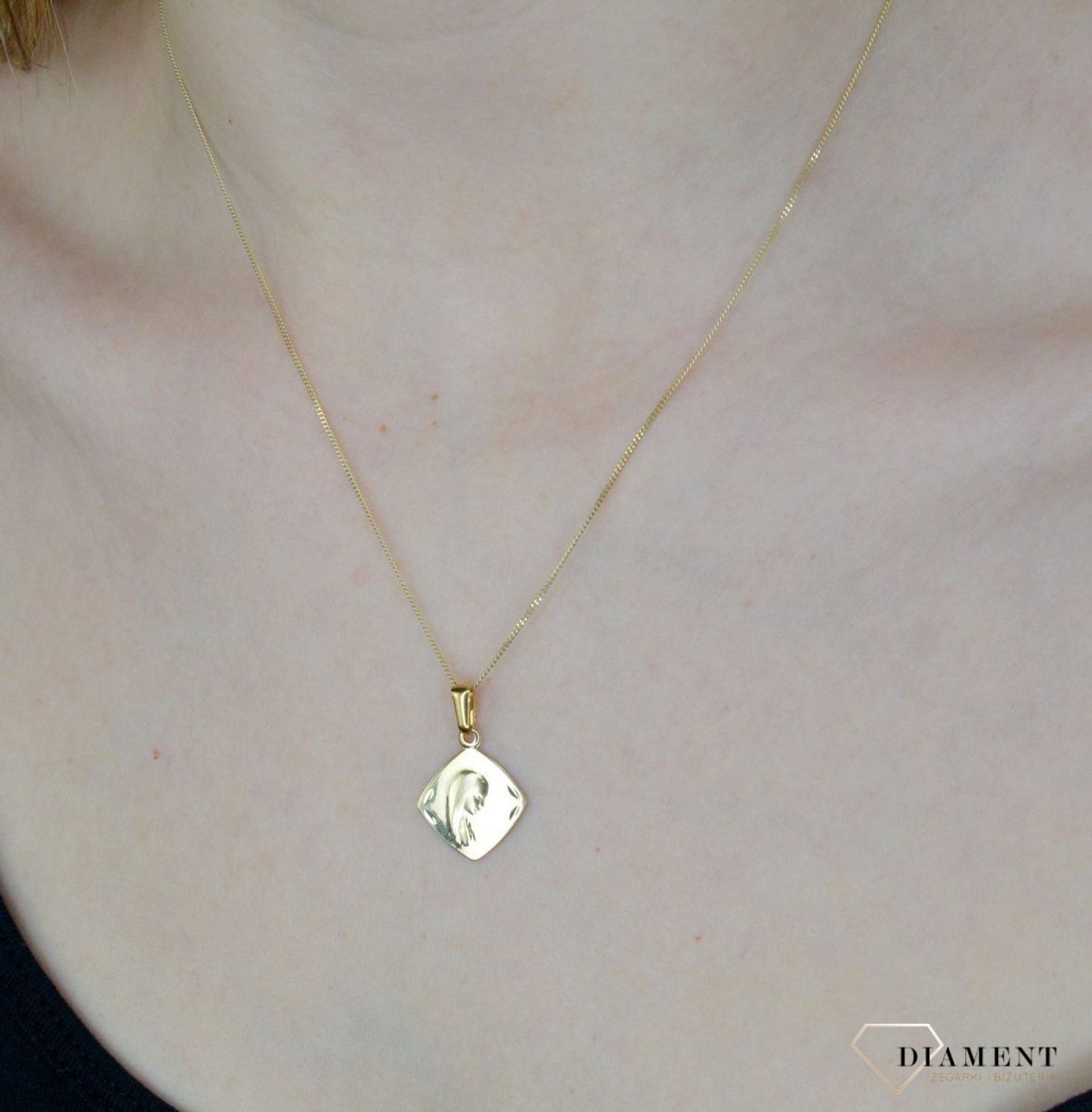 Złota zawieszka 585 z Matką Boską DIA-ZAW-9026-585. Medalik będący wspaniałą pamiątką i prezentem z okazji chrztu, komunii czy bierzmowania. Darmowa dostawa. Biżuteria sakralna. Pamiątka I komunii Świętej..jpg