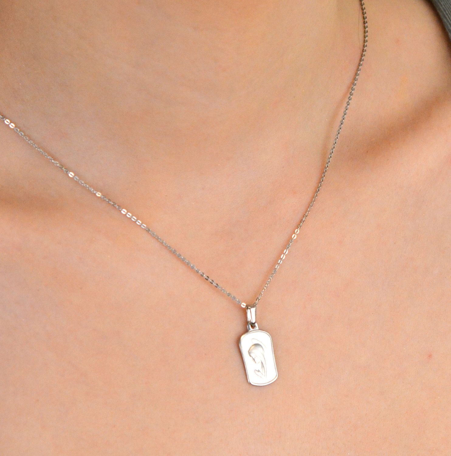 Medalik białe złoto Matka Boska pr 585,  DIA-ZAW-9029-585  Złota zawieszka 585 medalik z Matką Boską. Medalik będący wspaniałą pamiątką i prezentem z okazji1.jpg