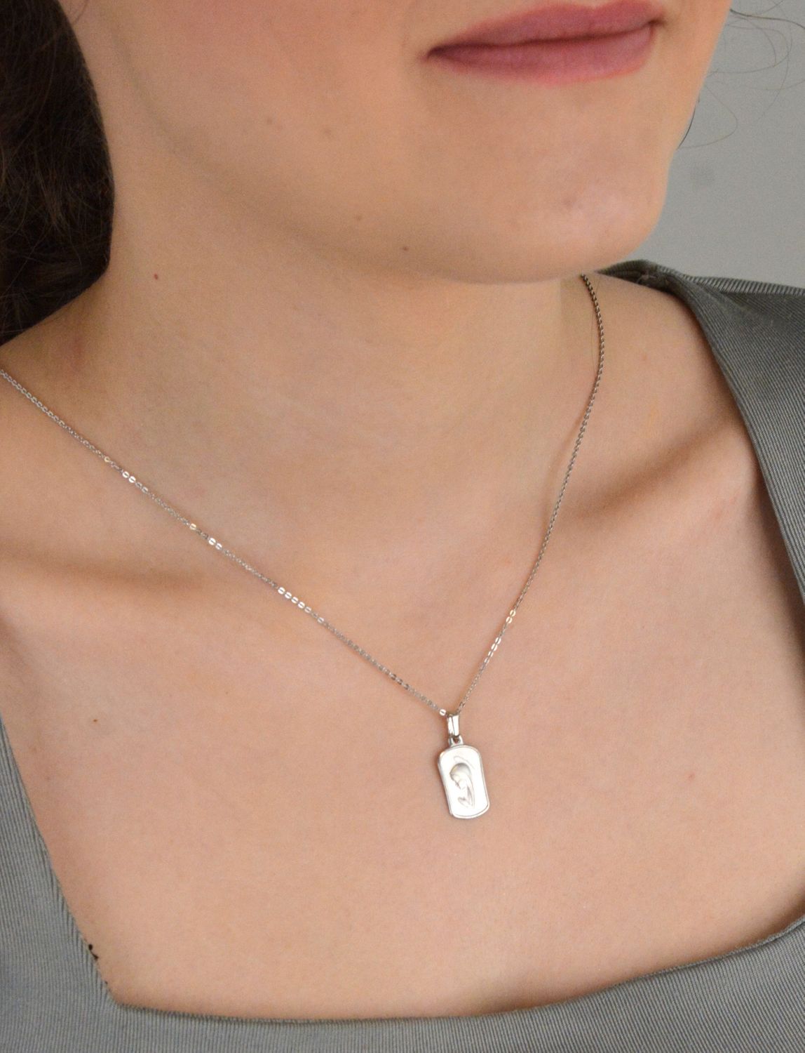 Medalik białe złoto Matka Boska pr 585,  DIA-ZAW-9029-585  Złota zawieszka 585 medalik z Matką Boską. Medalik będący wspaniałą pamiątką i prezentem z okazji1.jpg