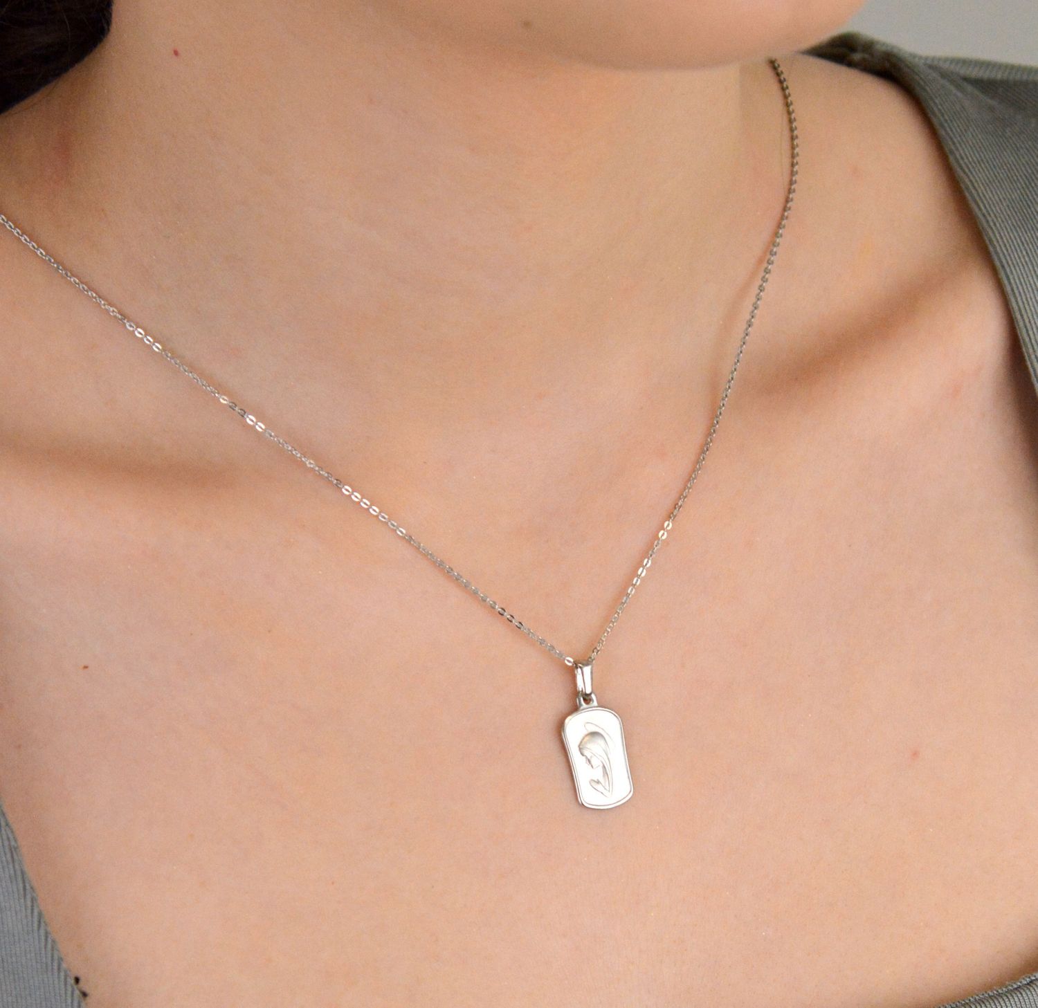 Medalik białe złoto Matka Boska pr 585,  DIA-ZAW-9029-585  Złota zawieszka 585 medalik z Matką Boską. Medalik będący wspaniałą pamiątką i prezentem z okazji1.jpg