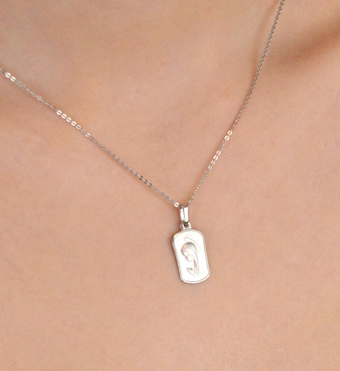 Medalik białe złoto Matka Boska pr 585,  DIA-ZAW-9029-585  Złota zawieszka 585 medalik z Matką Boską. Medalik będący wspaniałą pamiątką i prezentem z okazji1.jpg