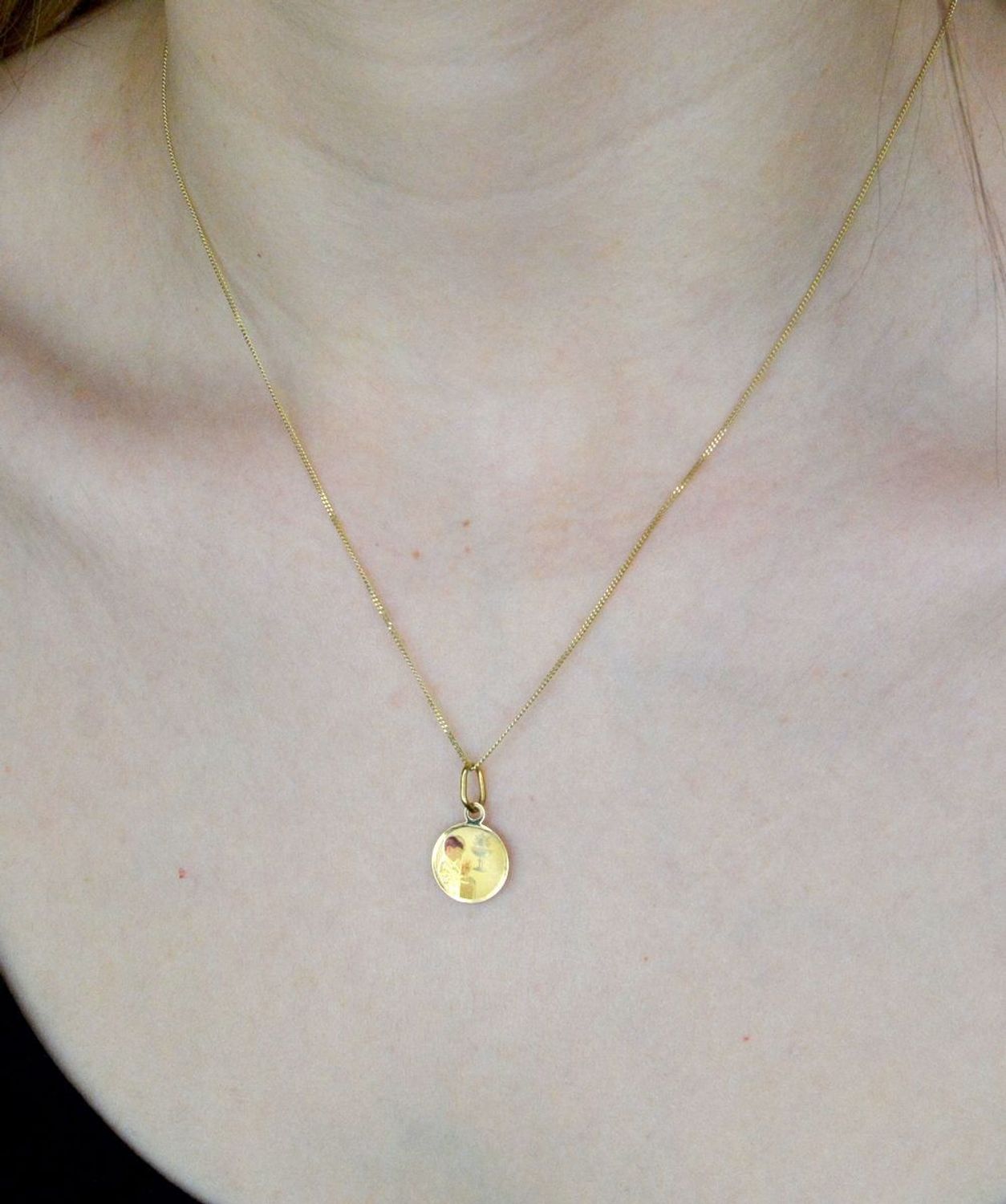 Złota zawieszka 585 medalik komunijny z chłopcem Pamiątka I Komunii Św. DIA-ZAW-9031-585. Medalik będący wspaniałą pamiątką i prezentem z okazji komunii. Zawieszka wykonana ze złota próby 585. Piękna biżuteria o bogatej symbol.jpg