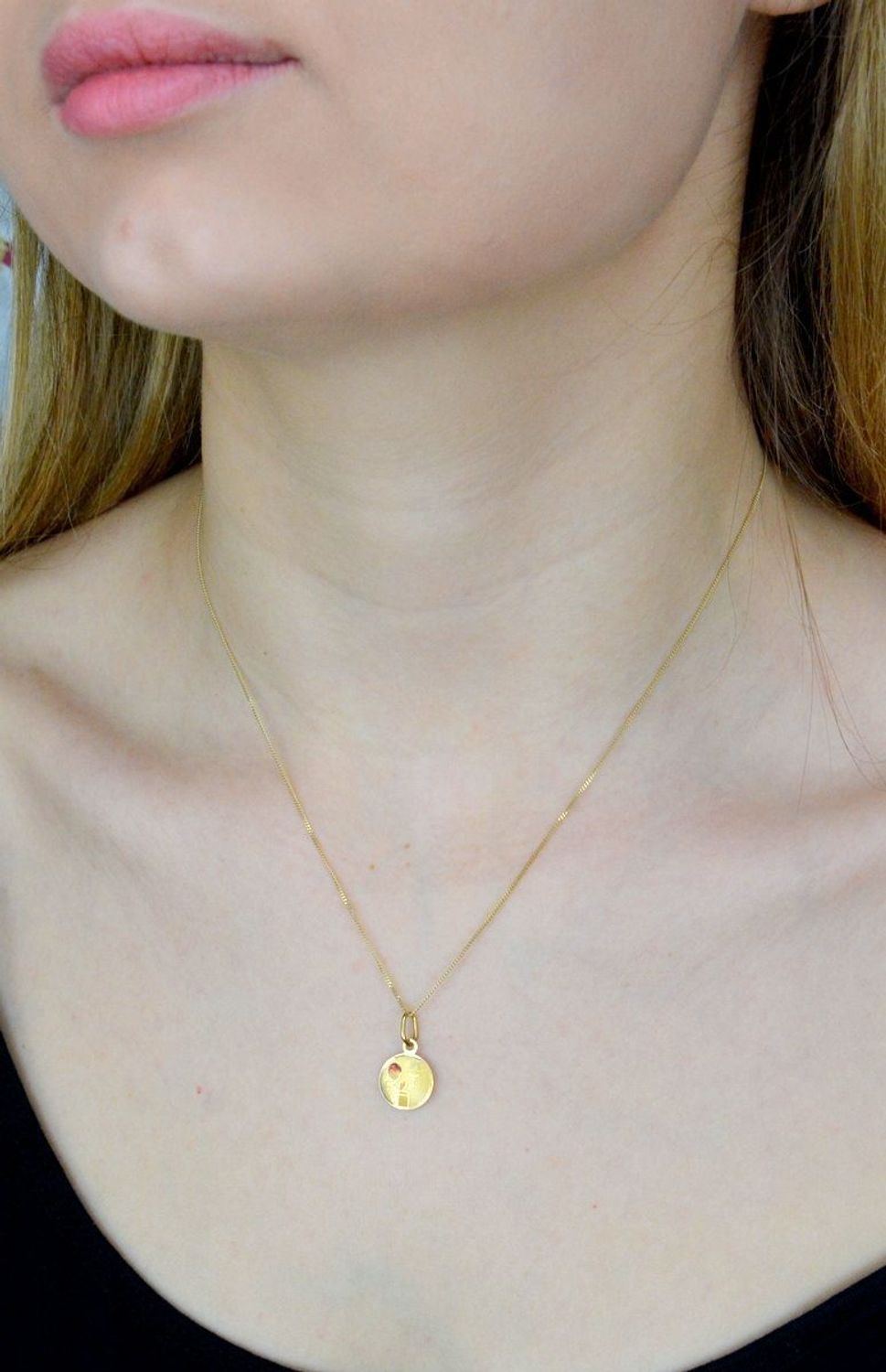 Złota zawieszka 585 medalik komunijny z chłopcem Pamiątka I Komunii Św. DIA-ZAW-9031-585. Medalik będący wspaniałą pamiątką i prezentem z okazji komunii. Zawieszka wykonana ze złota próby 585. Piękna biżuteria o bogatej symbol.jpg