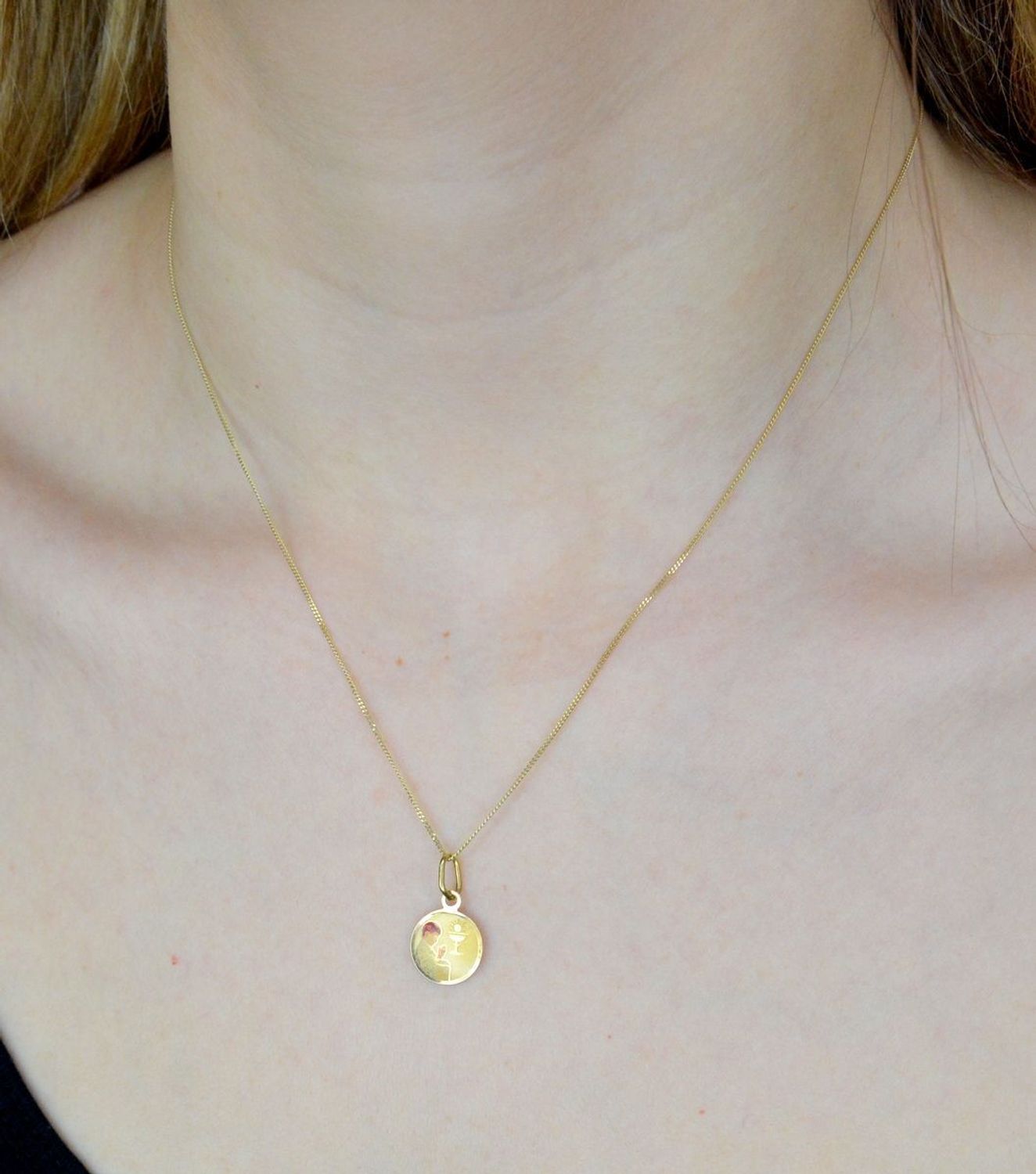 Złota zawieszka 585 medalik komunijny z chłopcem Pamiątka I Komunii Św. DIA-ZAW-9031-585. Medalik będący wspaniałą pamiątką i prezentem z okazji komunii. Zawieszka wykonana ze złota próby 585. Piękna biżuteria o bogatej symbol.jpg