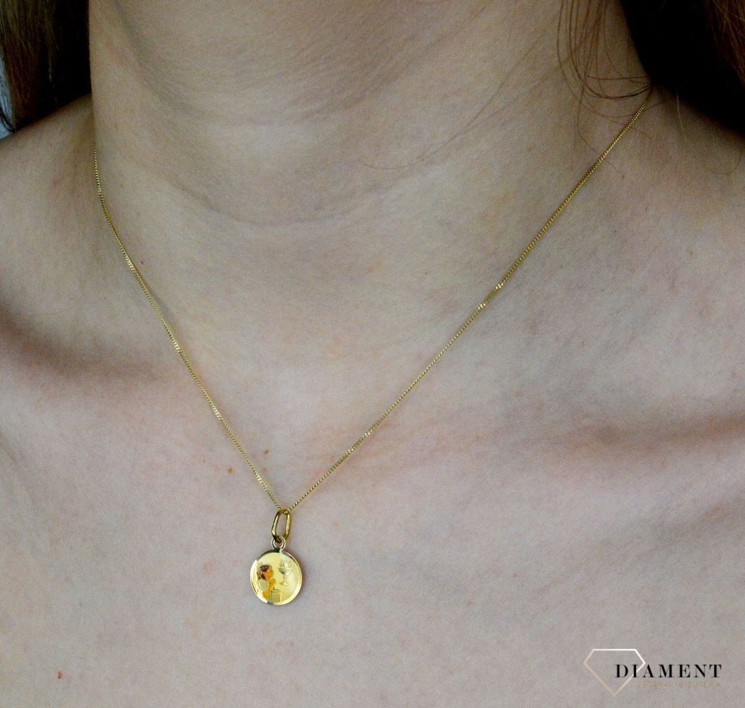 Złoty medalik 585 komunijny dla dziewczynki Pamiątka I Komunii DIA-ZAW-9032-585. Prezent na komunię. Zawieszka z okazji Pierwsze.jpg