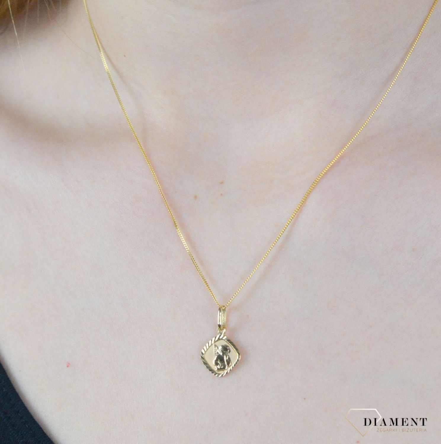 Złoty medalik 585 śpiący aniołek w kwadracie DIA-ZAW-9033-585. Medalik będący wspaniałą pamiątką i prezentem z okazji chrztu, komunii czy bierzmowania. Zawieszka wykonana ze złota próby 585 Piękna biżuteria o bogatej symbolice.jpg