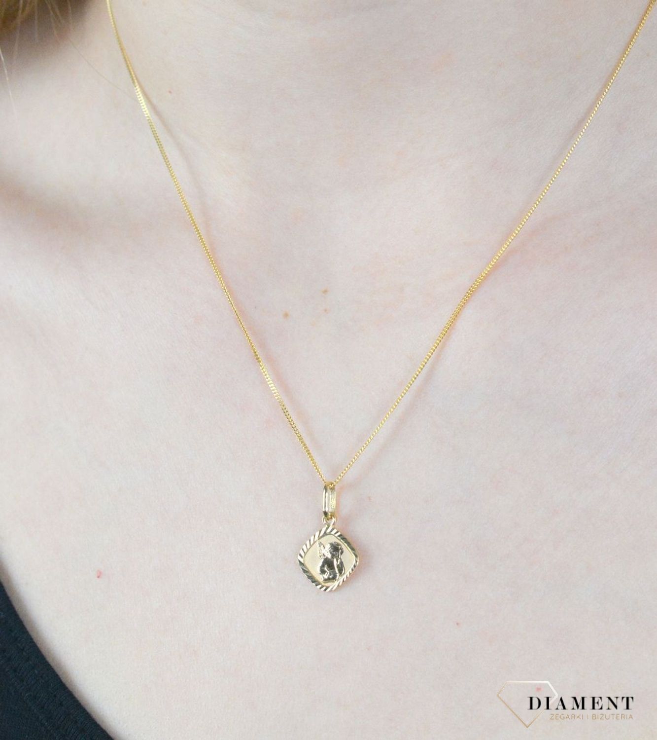 Złoty medalik 585 śpiący aniołek w kwadracie DIA-ZAW-9033-585. Medalik będący wspaniałą pamiątką i prezentem z okazji chrztu, komunii czy bierzmowania. Zawieszka wykonana ze złota próby 585 Piękna biżuteria o bogatej symbolice.jpg