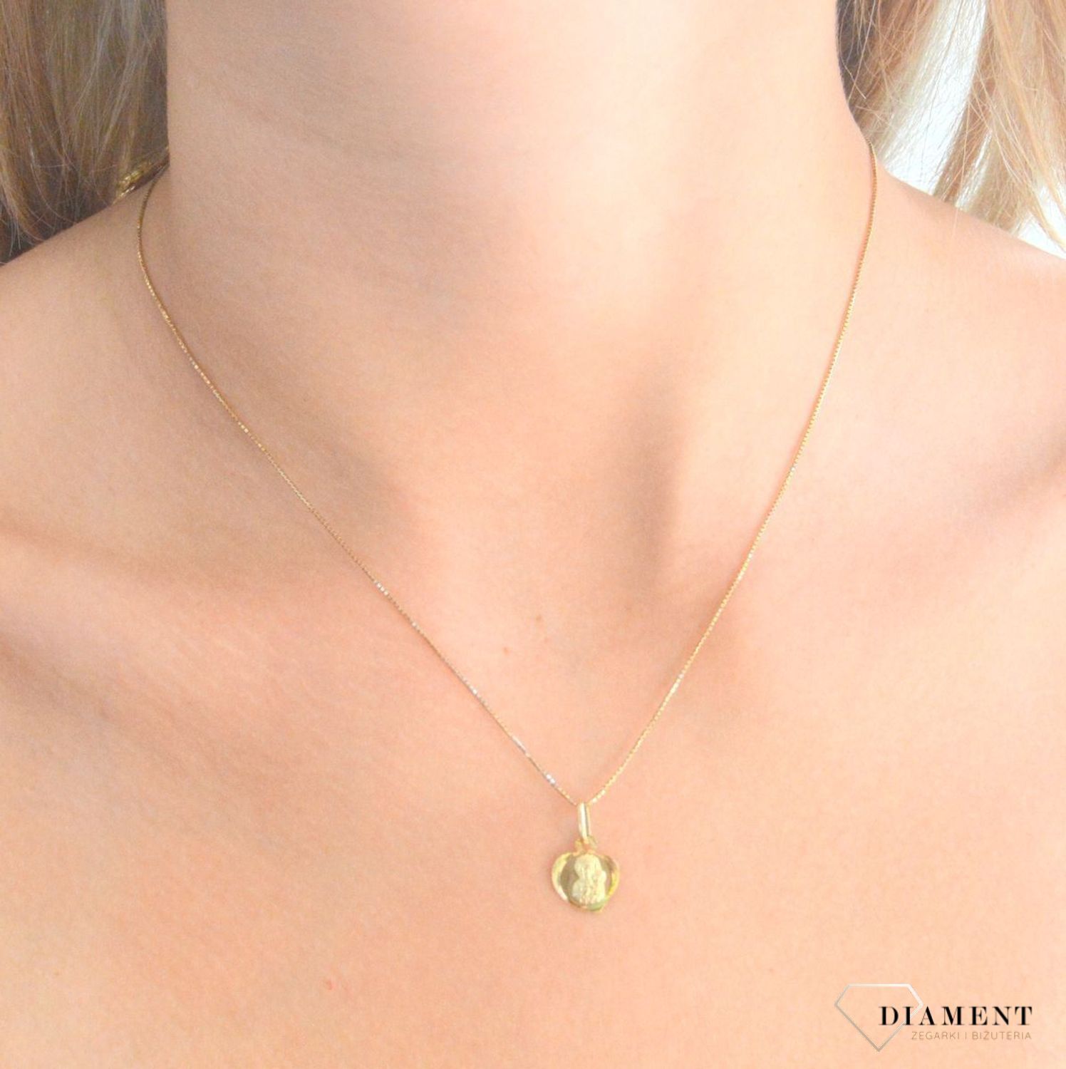 Złota zawieszka 585 medalik Matka Boska Częstochowska DIA-ZAW-9034-585 Piękny medalik o bogatej symbolice religijnej. Religijną biżuterię wykonano z  żółtego złota próby 585, kruszcu od wielu setek lat symbolizującego doskonałość i pon.jpg