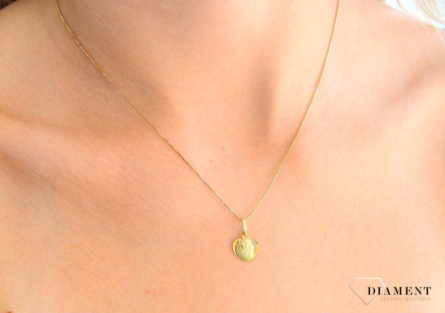 Złota zawieszka 585 medalik Matka Boska Częstochowska DIA-ZAW-9034-585 Piękny medalik o bogatej symbolice religijnej. Religijną biżuterię wykonano z  żółtego złota próby 585, kruszcu od wielu setek lat symbolizującego doskonałość i pon.jpg