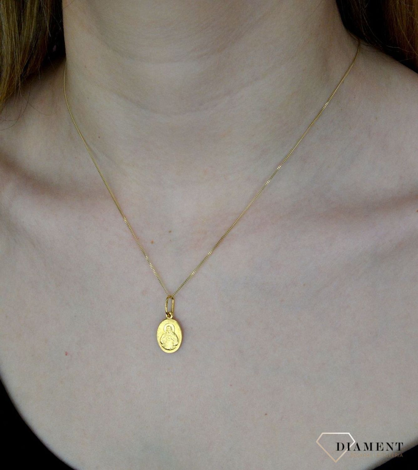 Złota zawieszka 585 medalik dwustronny Szkaplerz DIA-ZAW-9035-585. Medalik będący wspaniałą pamiątką i prezentem z okazji chrztu.jpg