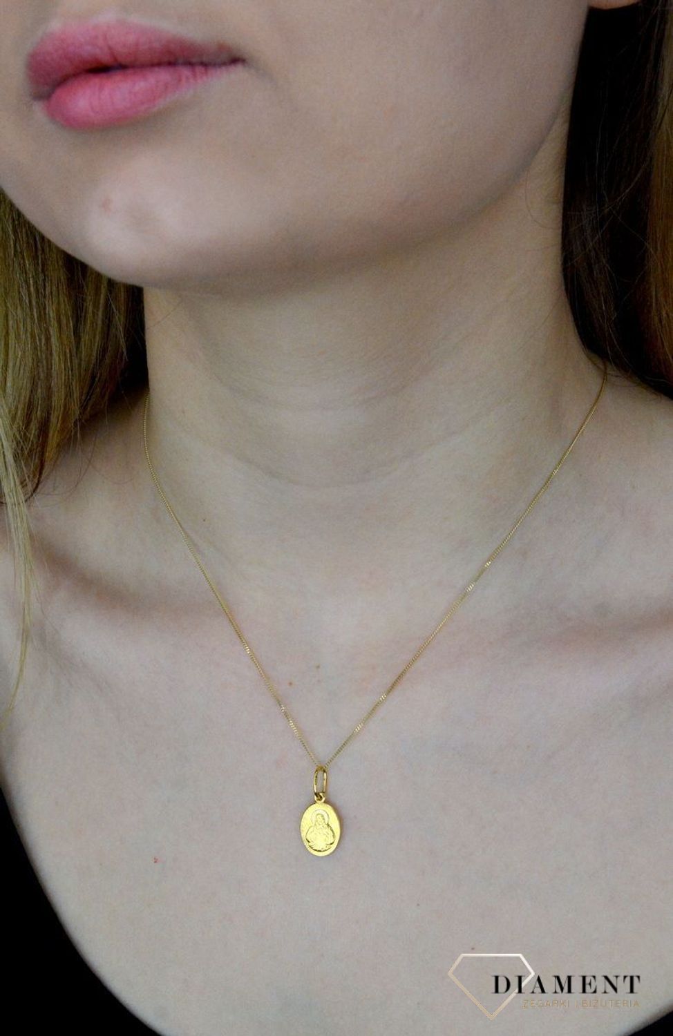 Złota zawieszka 585 medalik dwustronny Szkaplerz DIA-ZAW-9035-585. Medalik będący wspaniałą pamiątką i prezentem z okazji chrztu.jpg