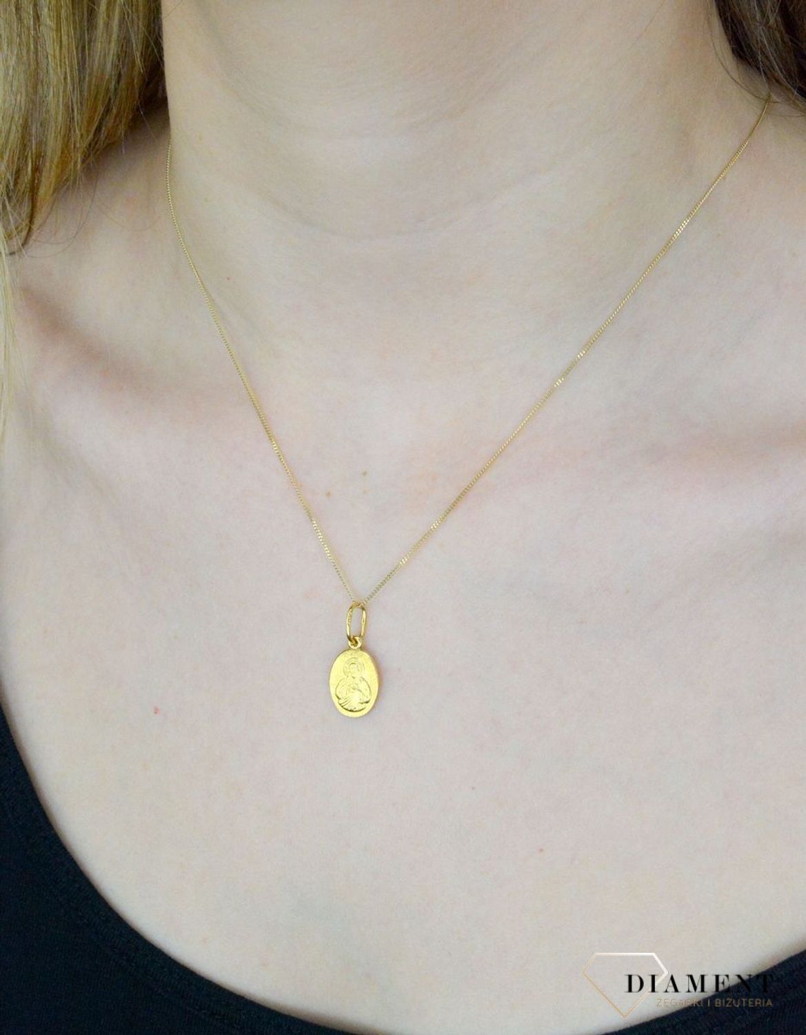 Złota zawieszka 585 medalik dwustronny Szkaplerz DIA-ZAW-9035-585. Medalik będący wspaniałą pamiątką i prezentem z okazji chrztu.jpg