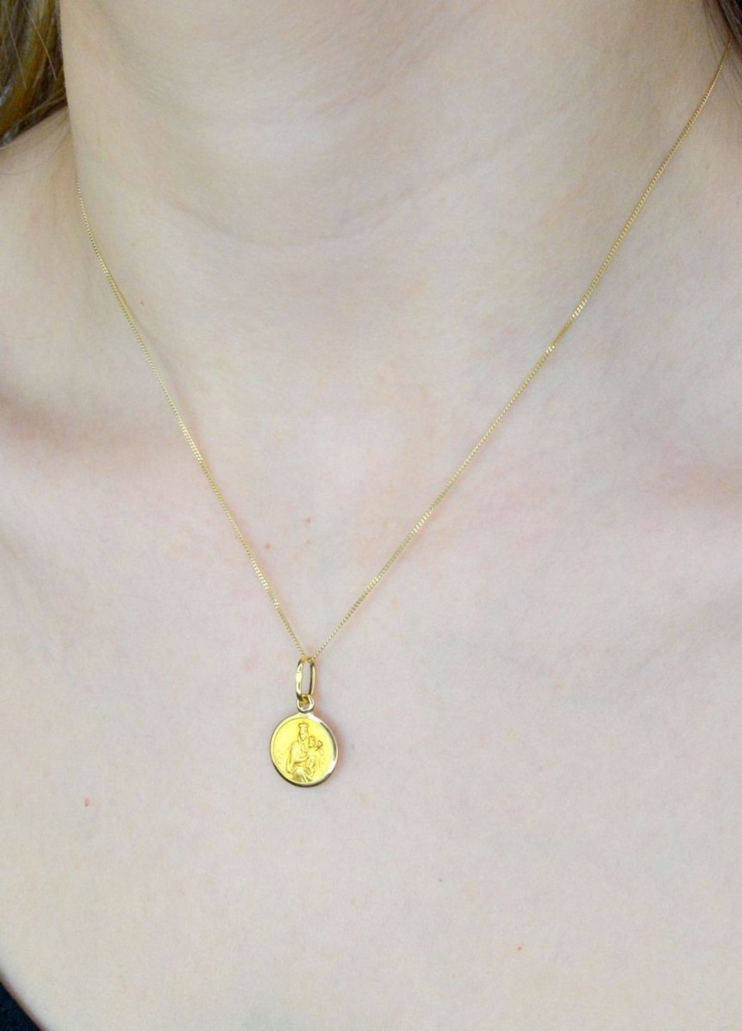 Złoty medalik 585 okrąły Szkaplerz DIA-ZAW-9036-585. Medalik sprawdzi się idealnie jako prezent i upamiętnienie takich chwil jak.jpg