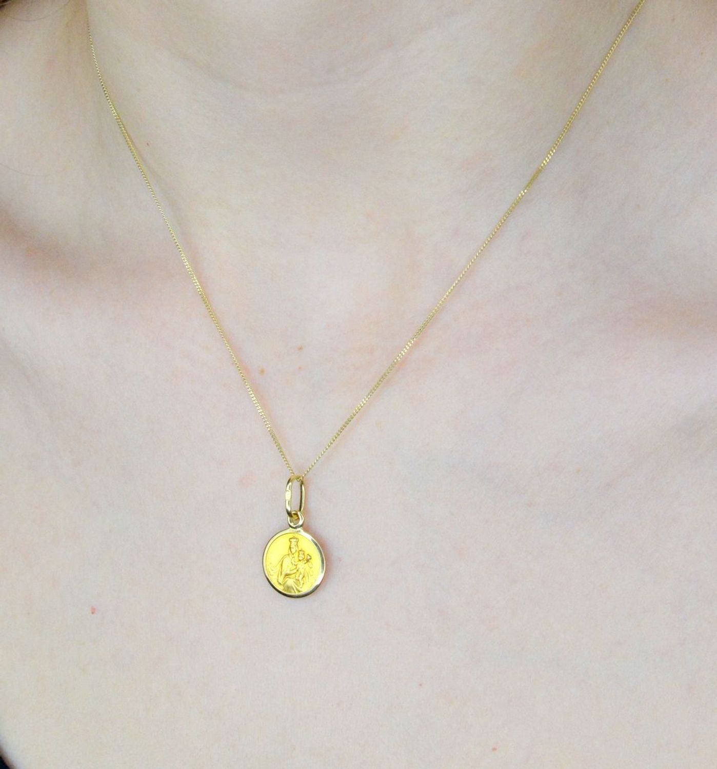 Złoty medalik 585 okrąły Szkaplerz DIA-ZAW-9036-585. Medalik sprawdzi się idealnie jako prezent i upamiętnienie takich chwil jak.jpg