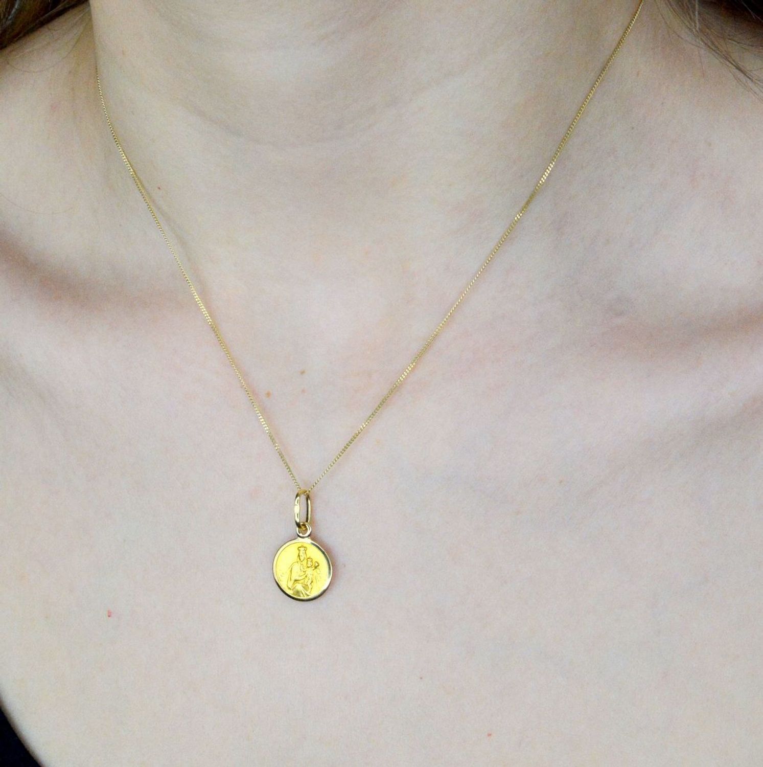 Złoty medalik 585 okrąły Szkaplerz DIA-ZAW-9036-585. Medalik sprawdzi się idealnie jako prezent i upamiętnienie takich chwil jak.jpg