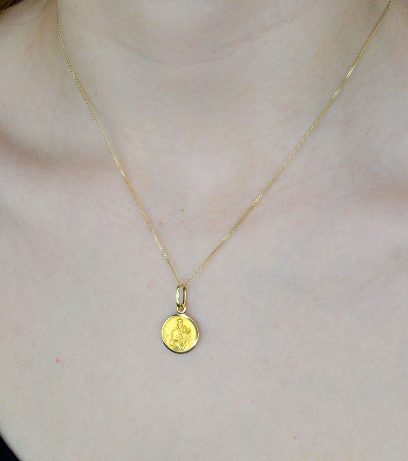 Złoty medalik 585 okrąły Szkaplerz DIA-ZAW-9036-585. Medalik sprawdzi się idealnie jako prezent i upamiętnienie takich chwil jak.jpg