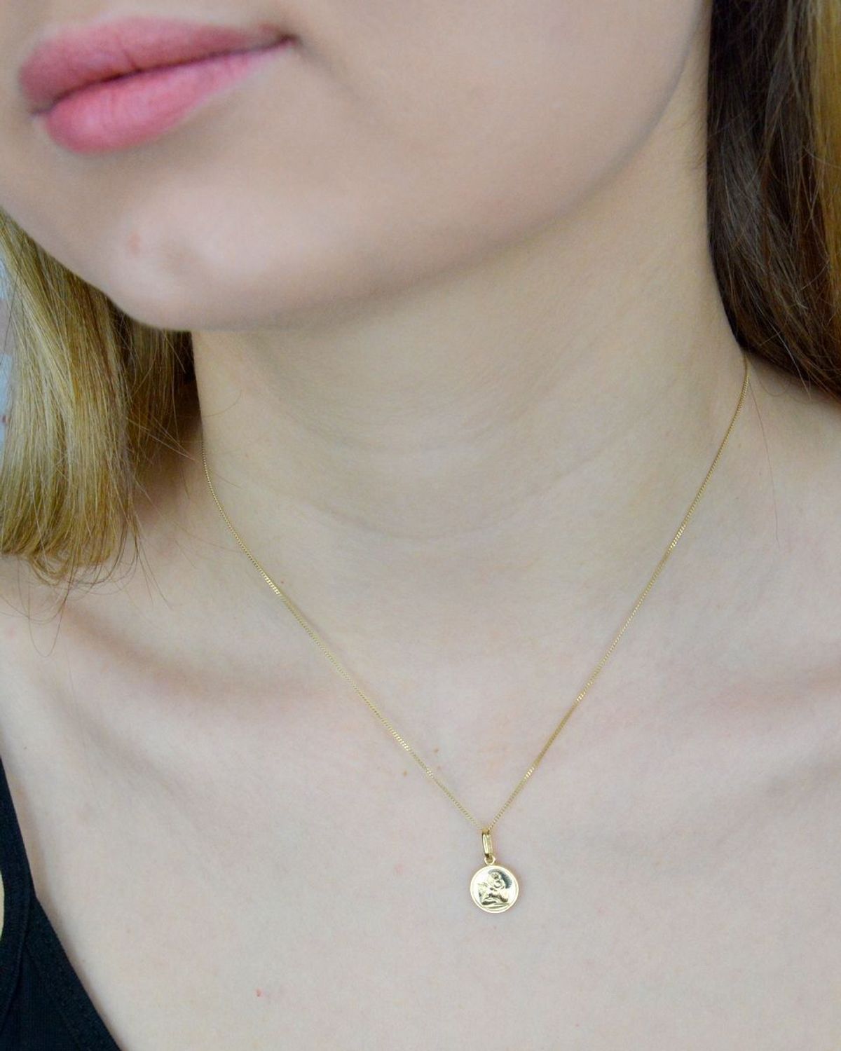 Złota zawieszka 585 medalik anioł stróż DIA-ZAW-9037-585. Medalik będący wspaniałą pamiątką i prezentem z okazji chrztu, komunii.jpg