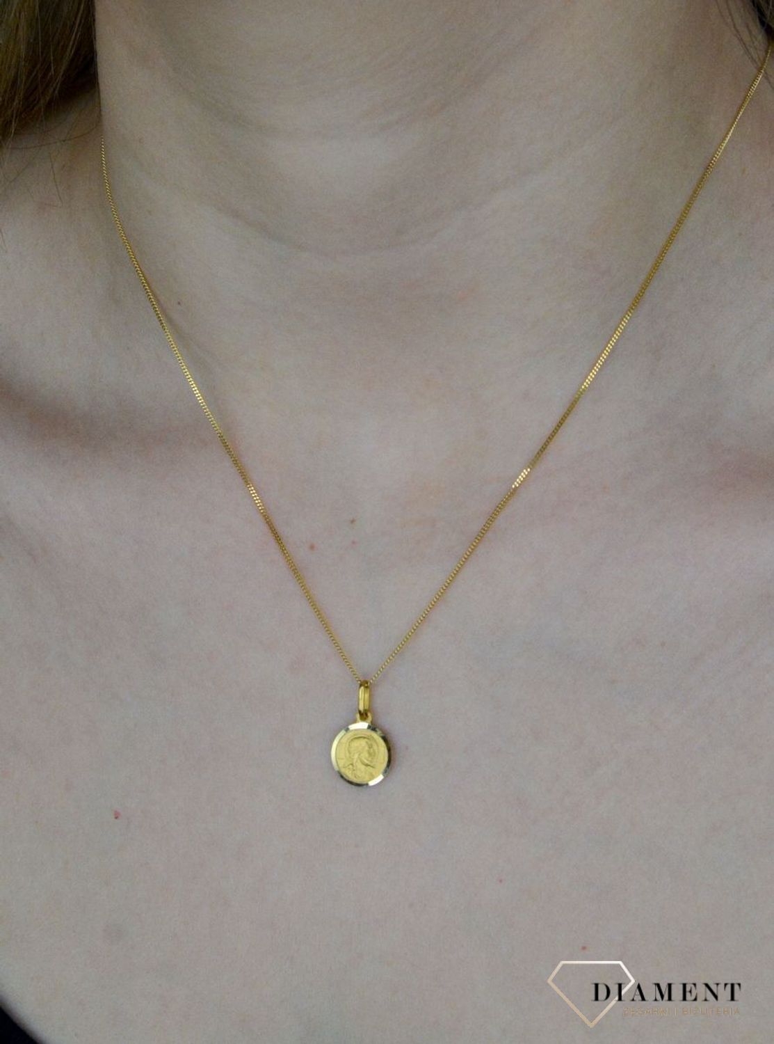 Złota zawieszka 585 medalik twarz Jezusa na krzyżu DIA-ZAW-9039-585. Medalik będący wspaniałą pamiątką i prezentem z okazji chrz.jpg