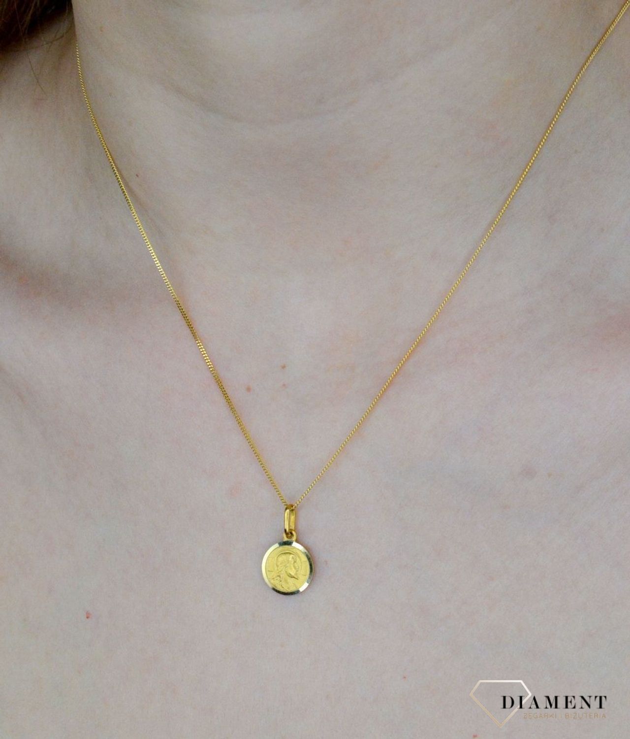 Złota zawieszka 585 medalik twarz Jezusa na krzyżu DIA-ZAW-9039-585. Medalik będący wspaniałą pamiątką i prezentem z okazji chrz.jpg