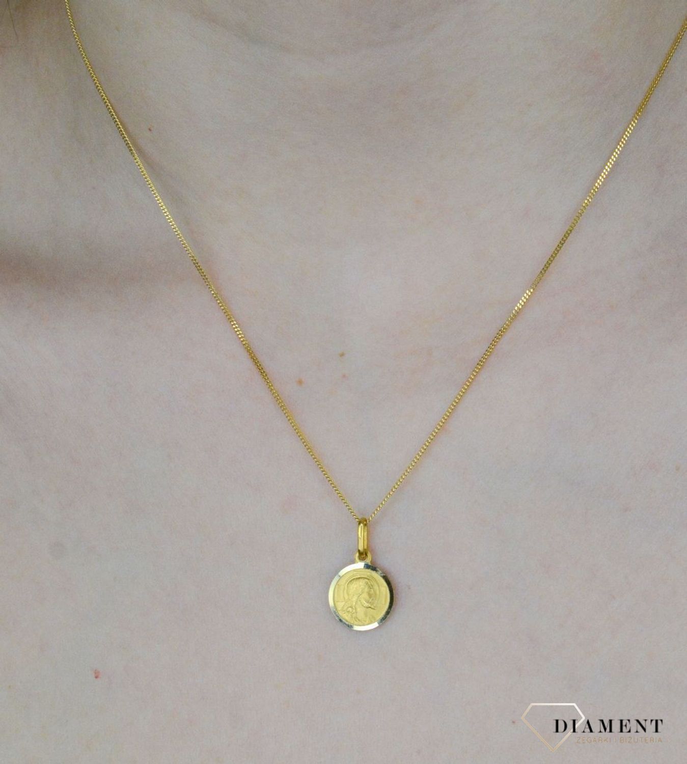 Złota zawieszka 585 medalik twarz Jezusa na krzyżu DIA-ZAW-9039-585. Medalik będący wspaniałą pamiątką i prezentem z okazji chrz.jpg