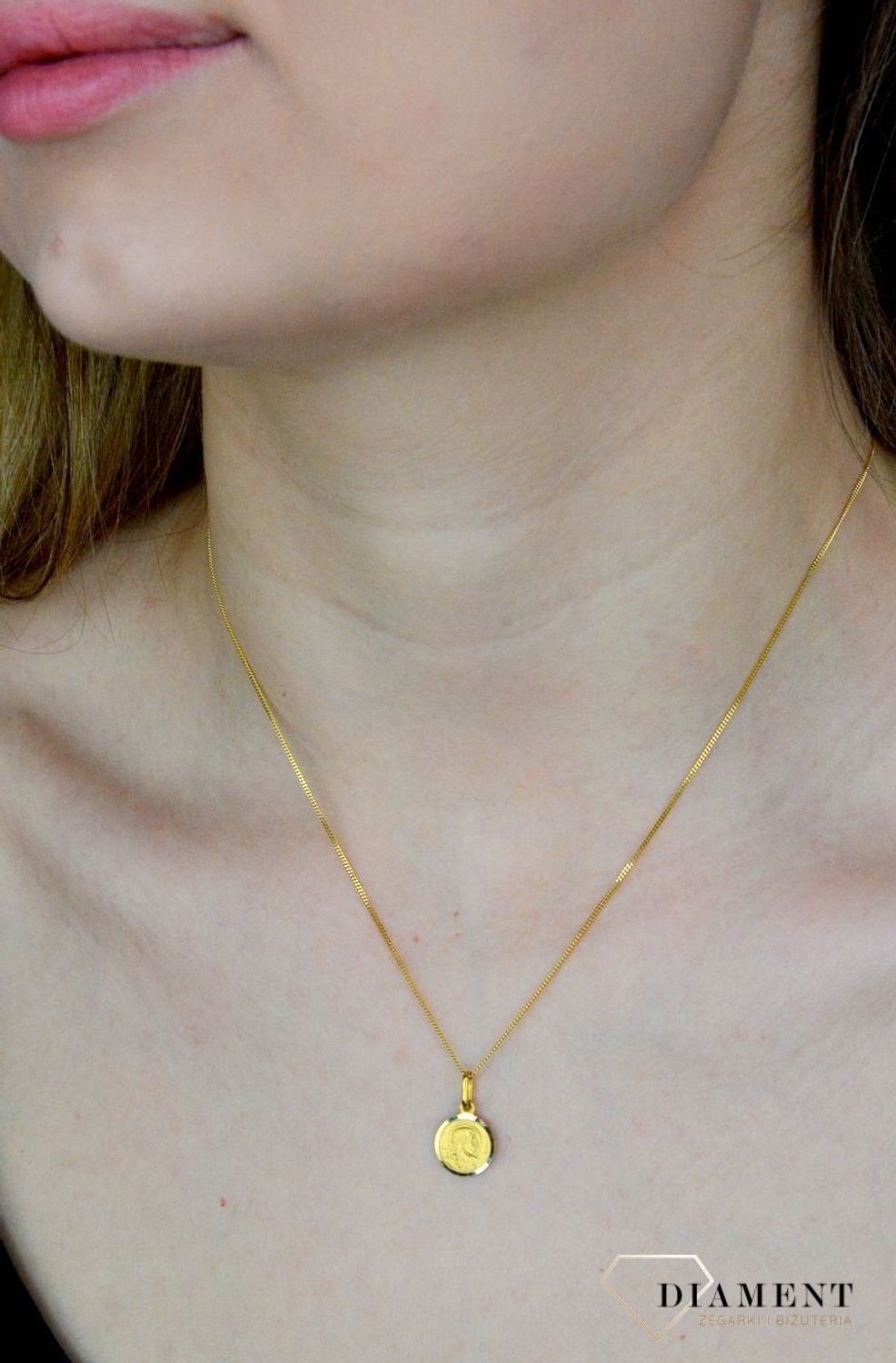 Złota zawieszka 585 medalik twarz Jezusa na krzyżu DIA-ZAW-9039-585. Medalik będący wspaniałą pamiątką i prezentem z okazji chrz.jpg