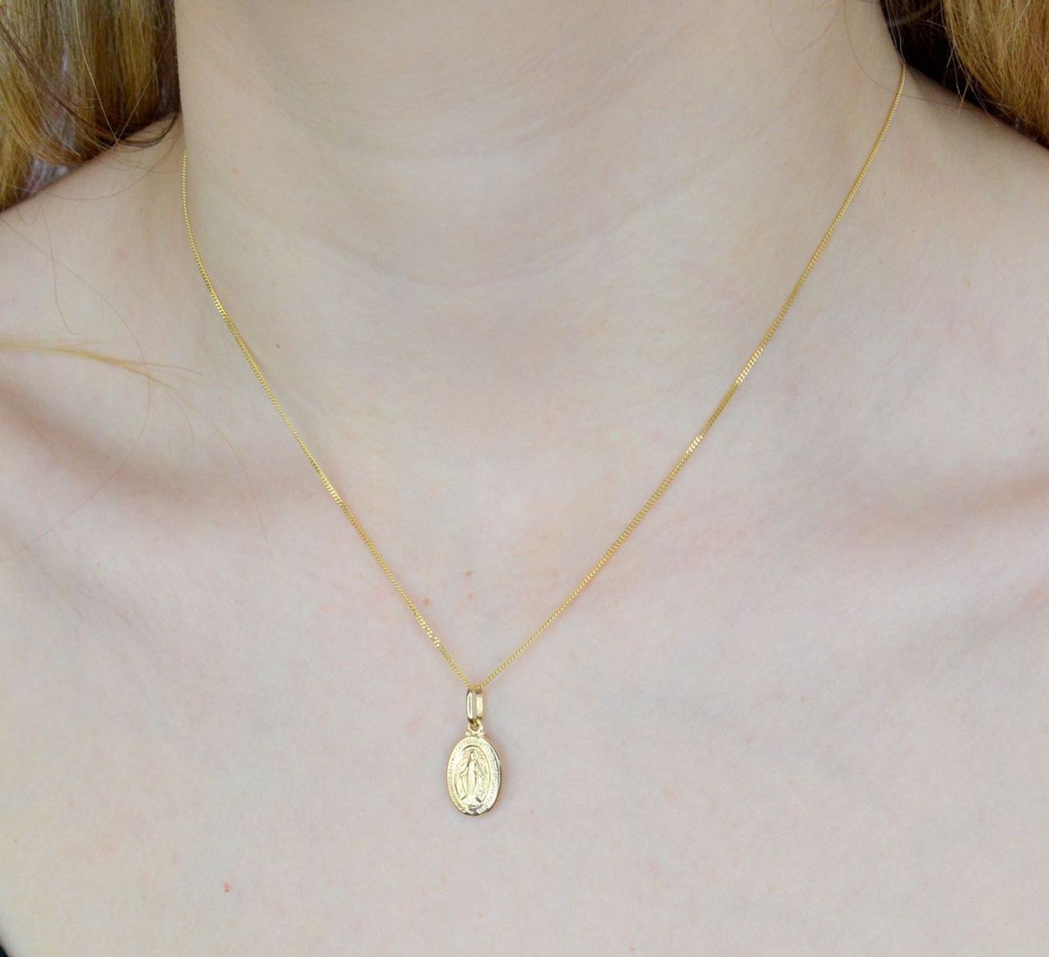 Złota zawieszka 585 medalik dwustronny Szkaplerz DIA-ZAW-9041-585. Piękny medalik o bogatej symbolice religijnej. Sakralną biżuterię wykonano z 14-karatowego żółtego złota, kruszcu od wielu setek lat symbolizującego doskonałoś.jpg