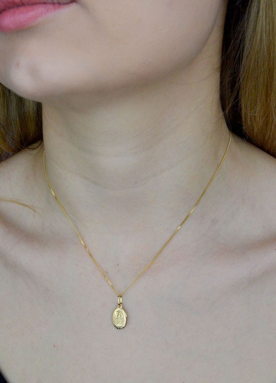 Złota zawieszka 585 medalik dwustronny Szkaplerz DIA-ZAW-9041-585. Piękny medalik o bogatej symbolice religijnej. Sakralną biżuterię wykonano z 14-karatowego żółtego złota, kruszcu od wielu setek lat symbolizującego doskonałoś.jpg