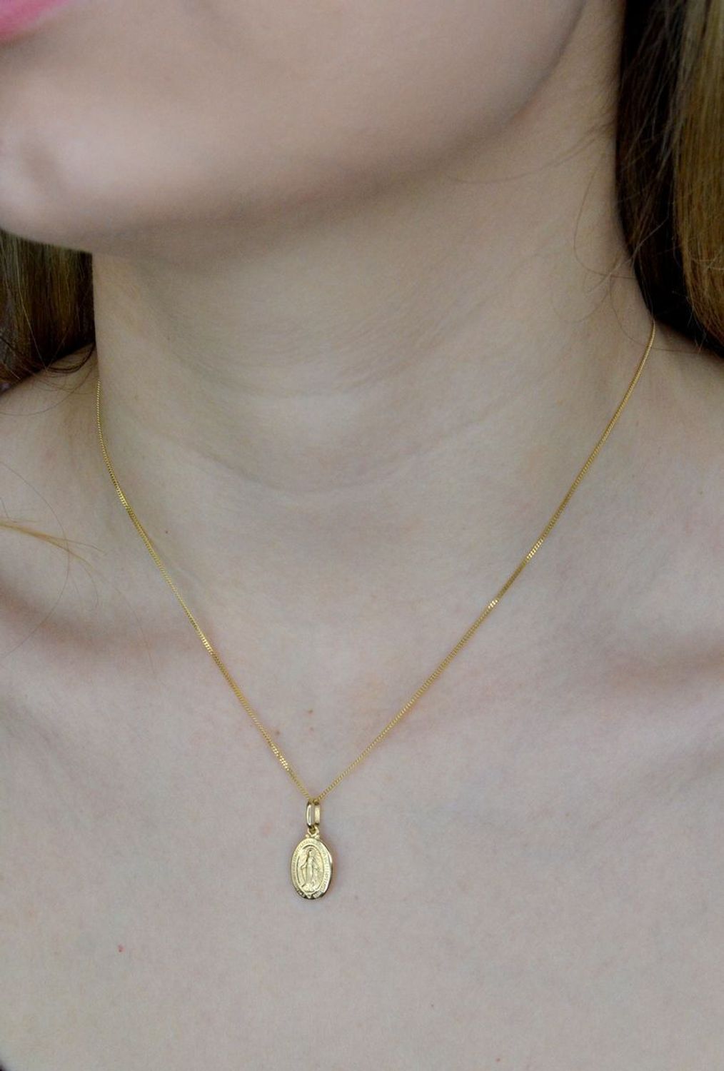 Złota zawieszka 585 medalik dwustronny Szkaplerz DIA-ZAW-9041-585. Piękny medalik o bogatej symbolice religijnej. Sakralną biżuterię wykonano z 14-karatowego żółtego złota, kruszcu od wielu setek lat symbolizującego doskonałoś.jpg