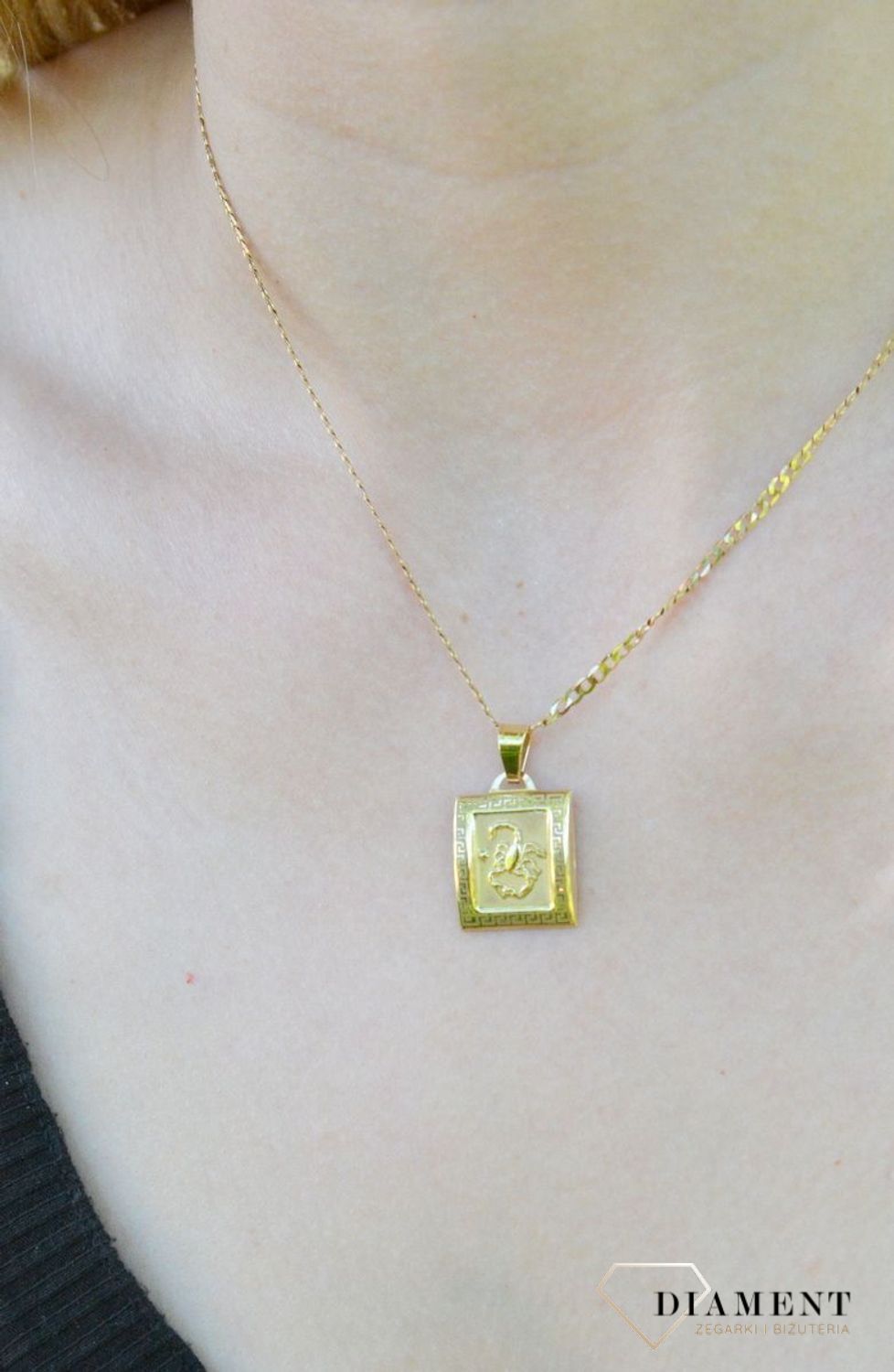 Złota zawieszka 585 znak zodiaku Skorpion DIA-ZAW-9065-585. Zawieszka została wykonana ze złota próby 585.Zawieszka będzie pięknym prezentem dla bliskiej osoby spod znaku skorpion. W naszej ofercie dostępne są także naszyjniki.jpg